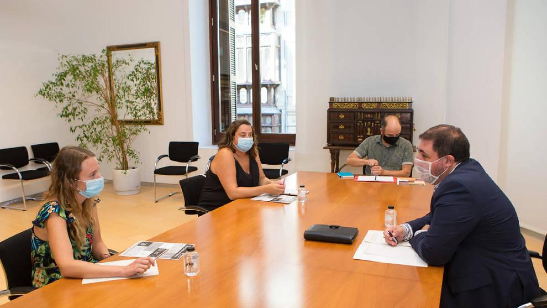 Unai Hualde, a la derecha, junto a Amaia Leranoz y Edurne Redín, en el Parlamento.