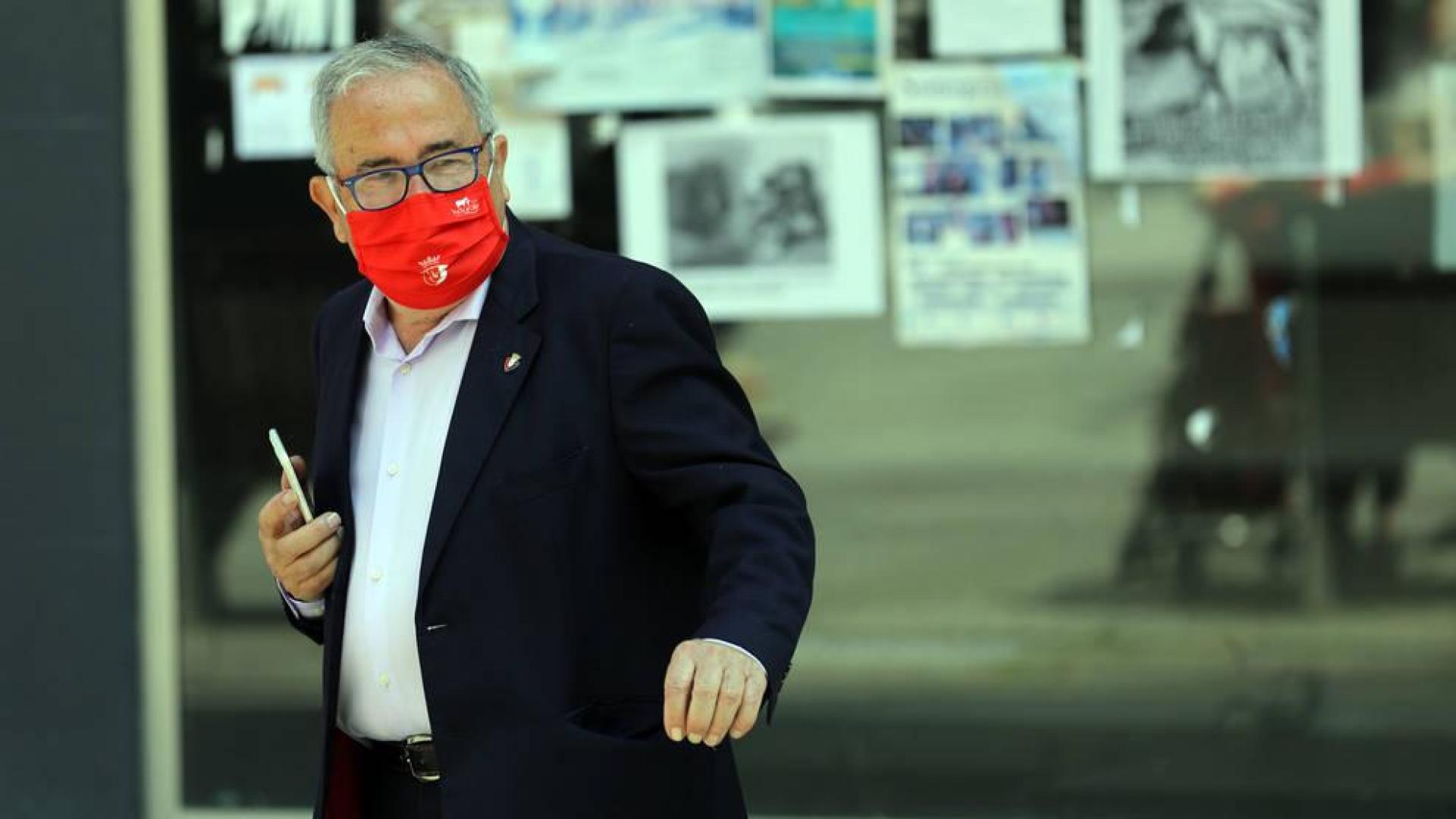 Luis Sabalza, con la mascarilla de Osasuna, fotografiado en Pamplona en días pasados.