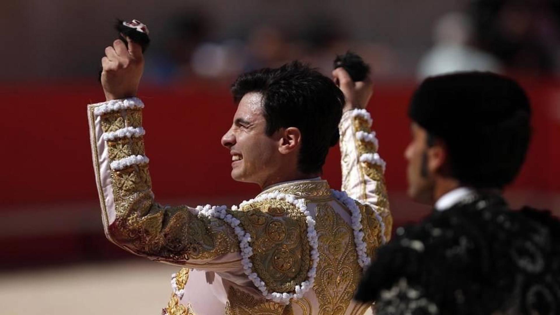 El torero de origen navarro 'Toñete' suma 4 orejas a pocos días de debutar en Tudela
