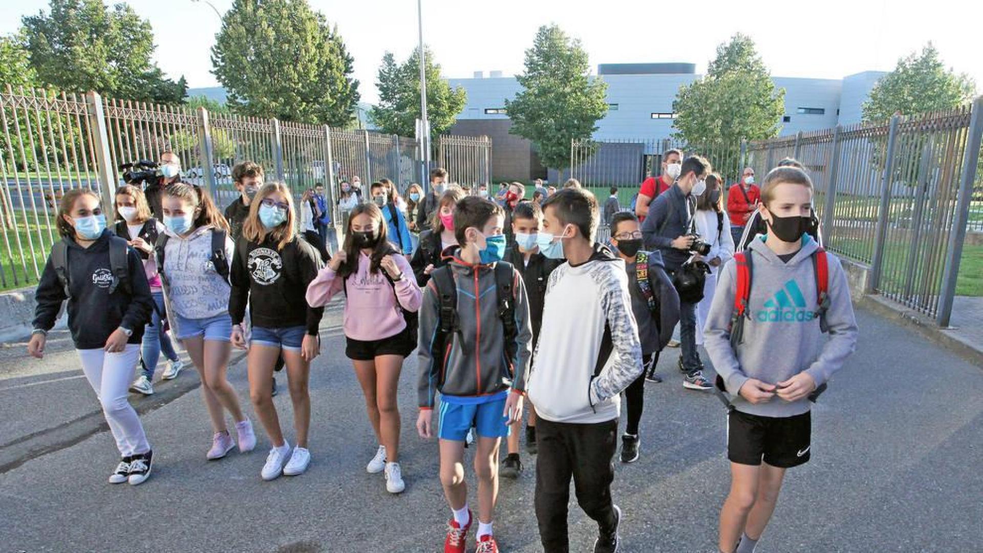 Adolescentes, positivos y cierre de aulas en Navarra