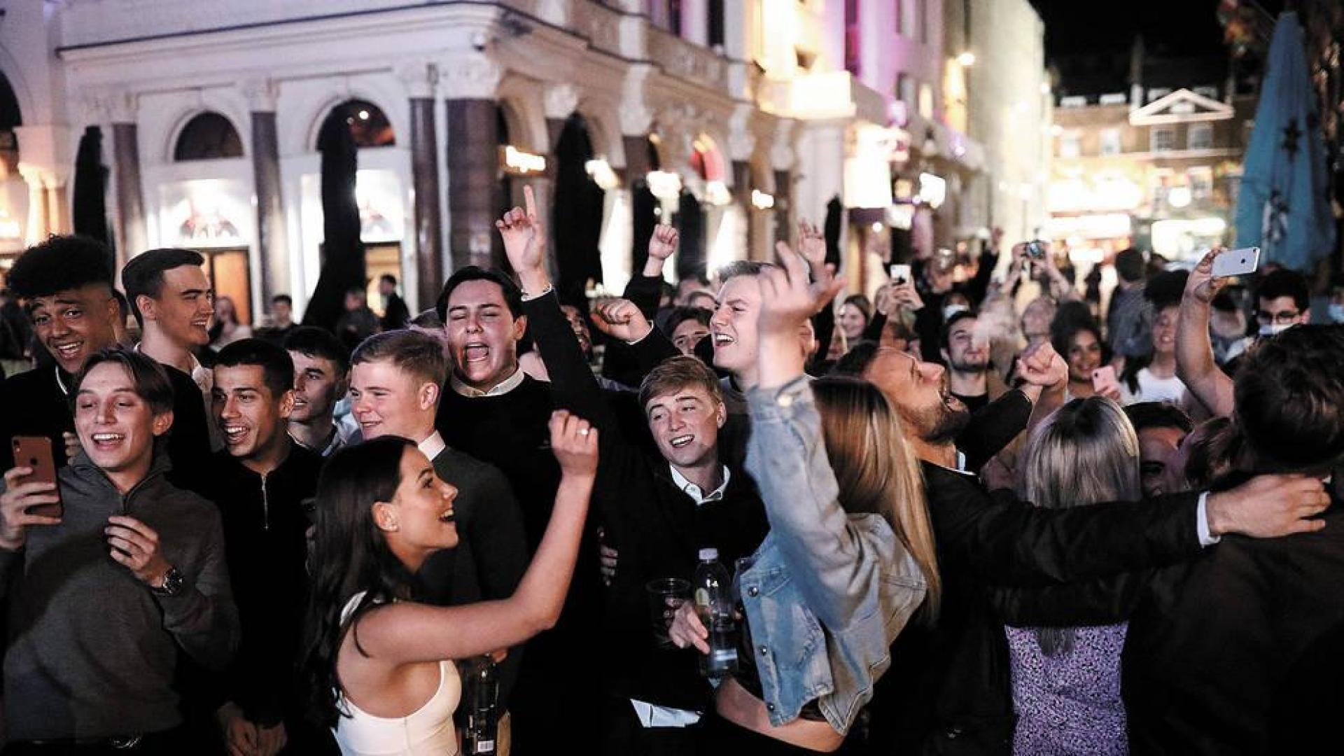 Un grupo de jóvenes celebraba una fiesta el pasado sábado en una calle de Londres, sin respetar la distancia de seguridad ni portar mascarillas.