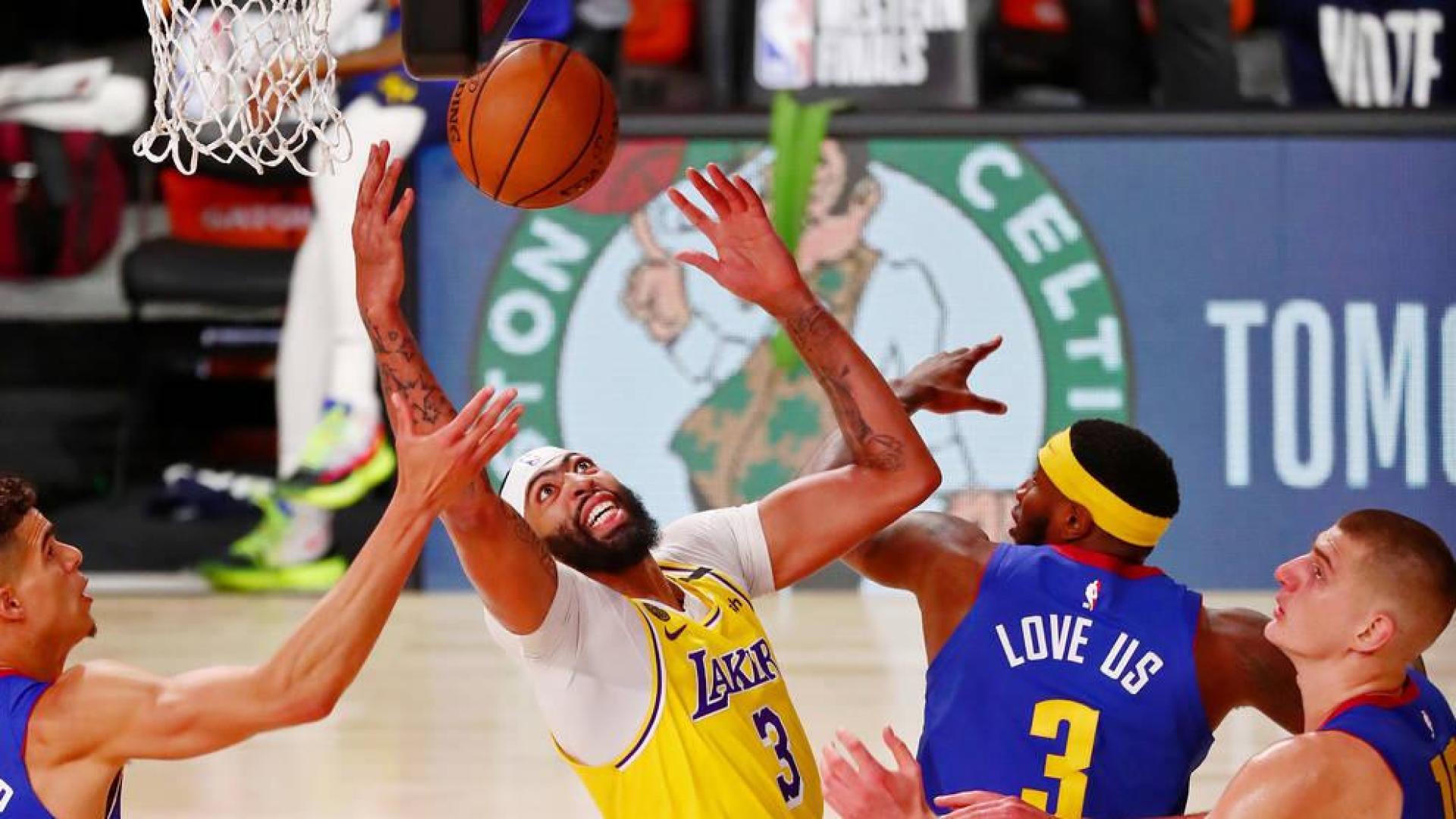 Anthony Davis, la estrella del partido, disputa un balón.