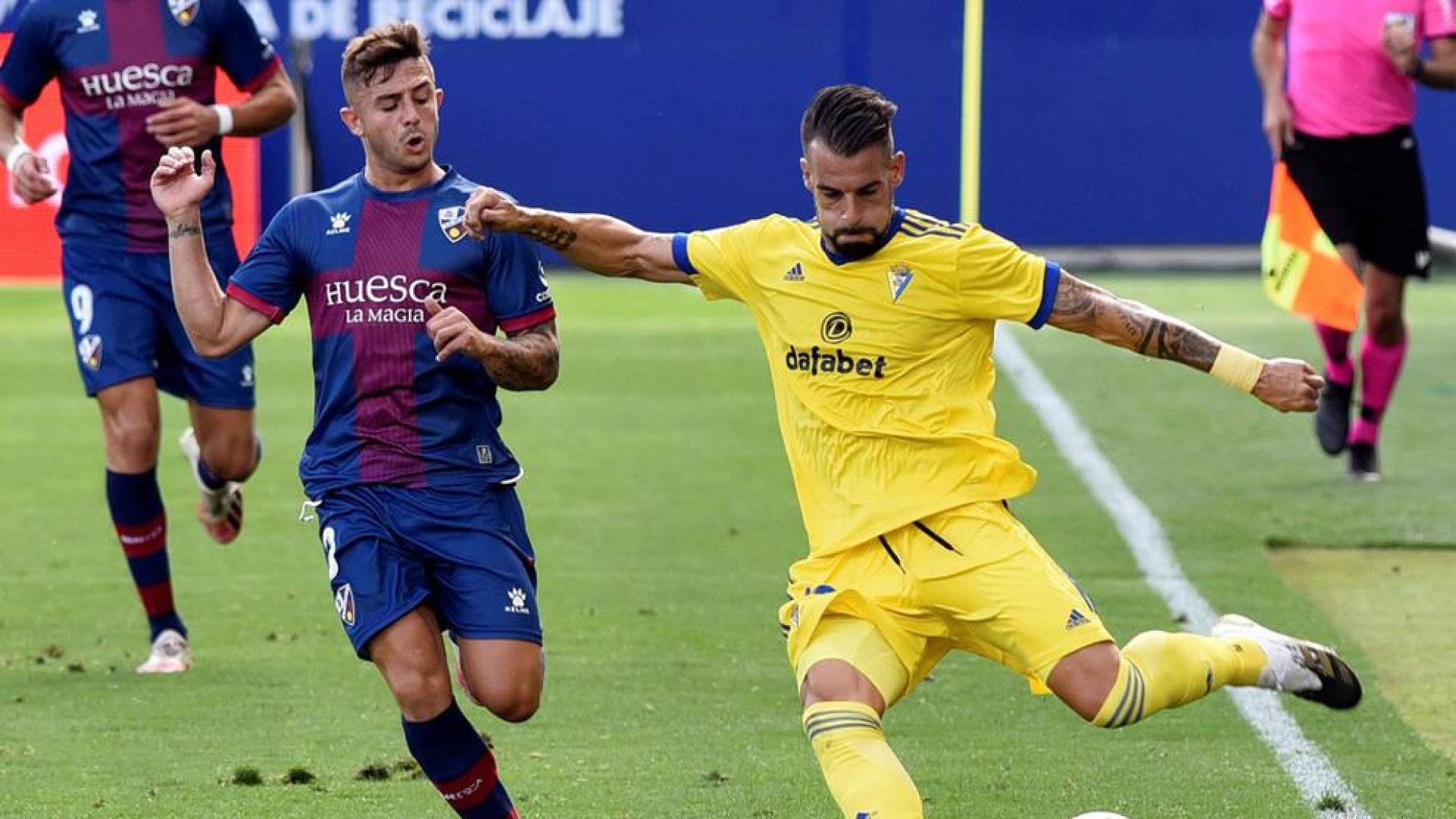 El defensa de la SD Huesca Pablo Maffeo pelea por el control del balón con el delantero del Cádiz CF, Álvaro Negredo