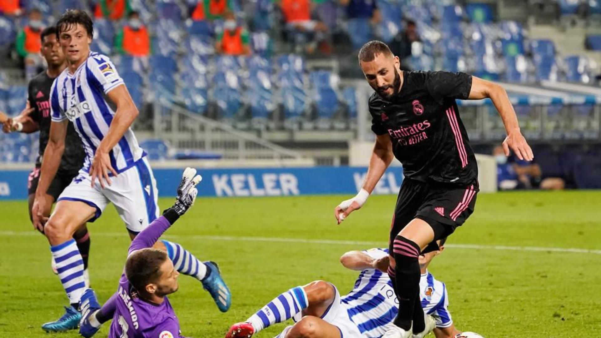 Karin Benzema intenta esquivar al portero de la Real Sociedad, Alex Remiro