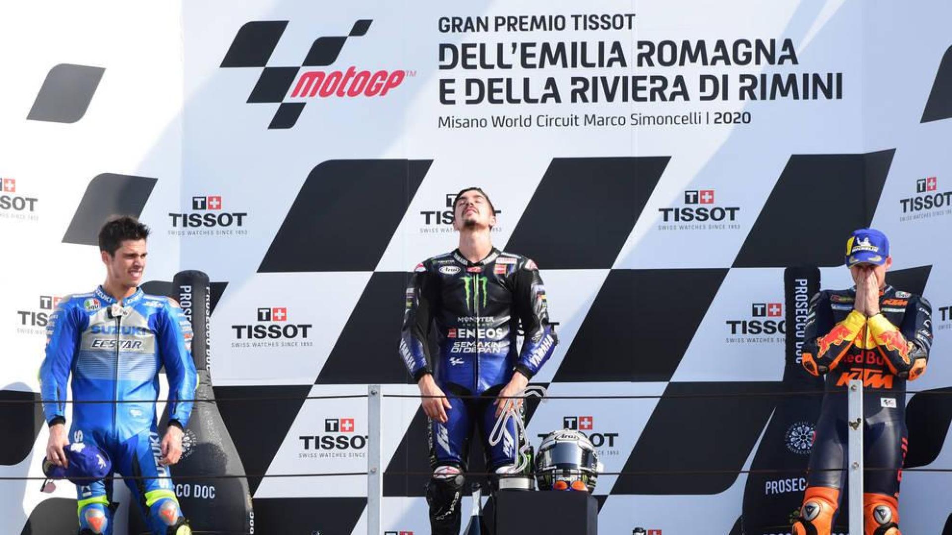 Maverick Viñales, escoltado por Joan Mir y de Pol Espargaró.