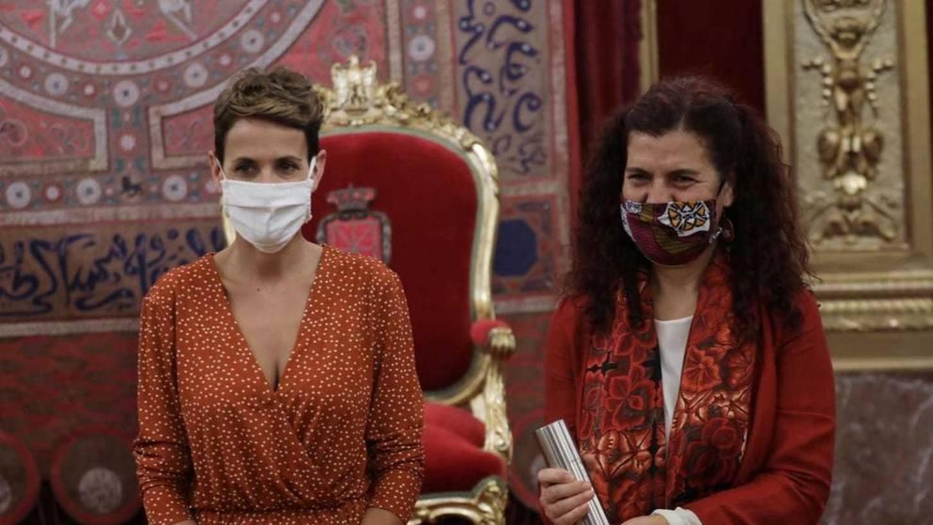 La presidenta Chivite junto a Manuela Mesa, presidenta de CEIPAZ, encargada de recoger el premio