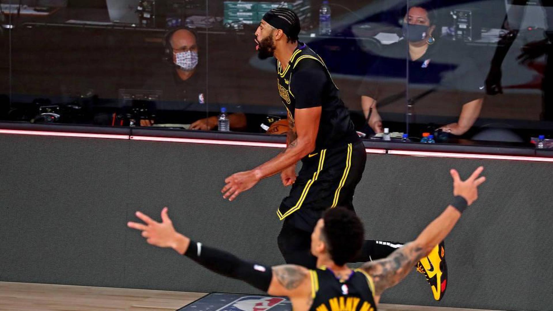 Anthony Davis celebra su lanzamiento ganador.