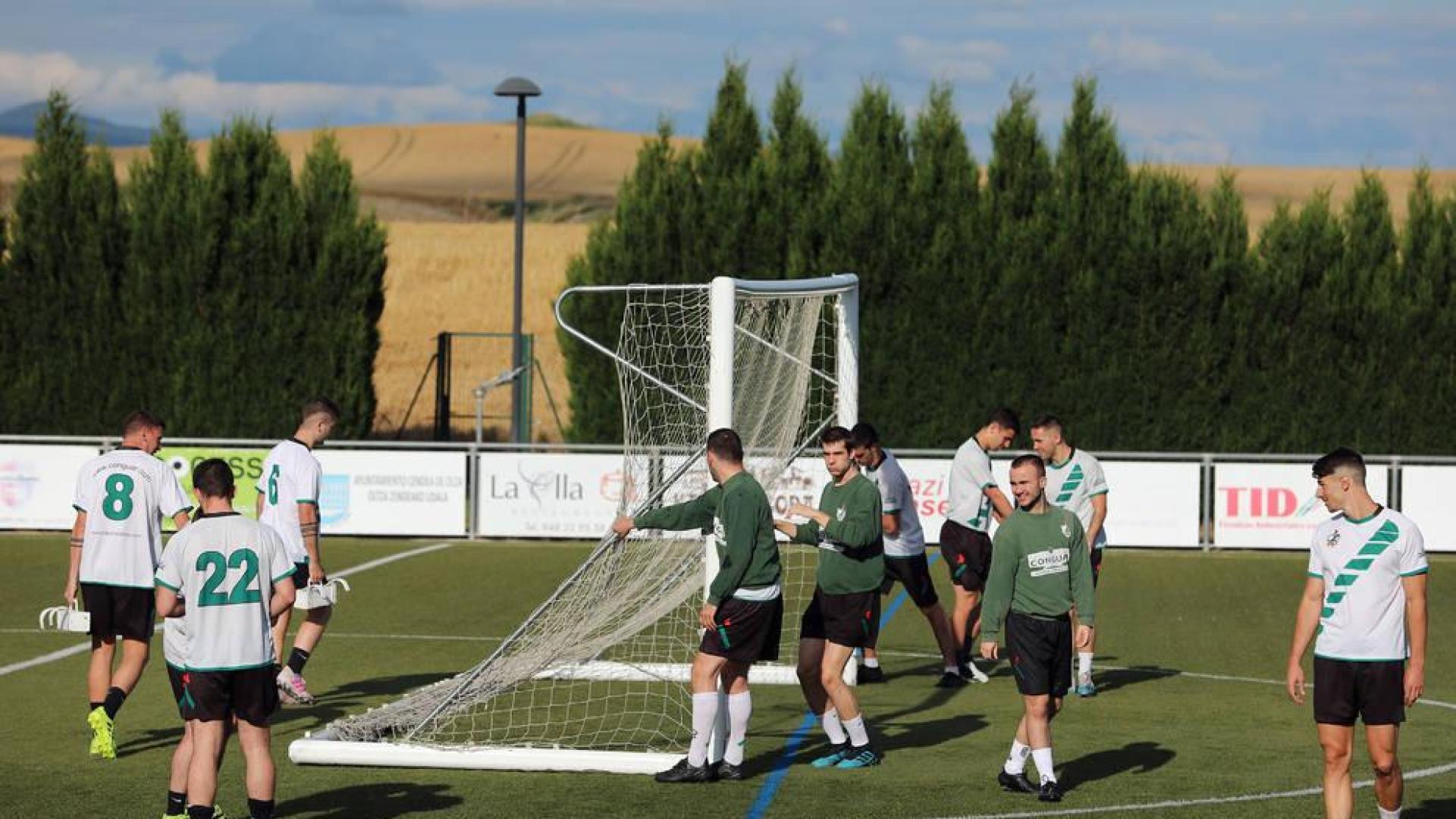 Los jugadores del Pamplona de Tercera División en un entrenamiento de la temporada pasada