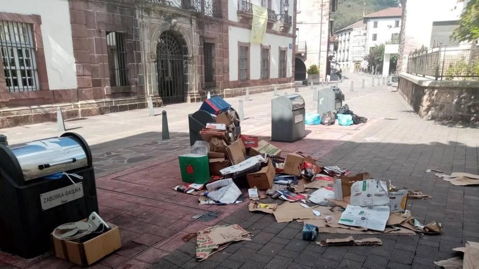 Baztan denuncia dejadez en el depósito de basura fuera de lugar