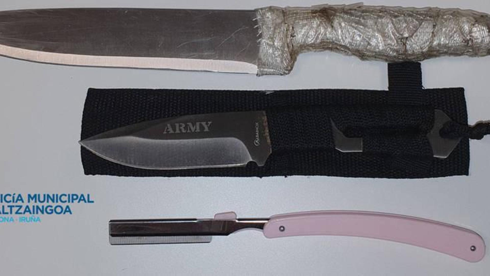 Agentes de Policía Municipal intervienen tres armas blancas a unos jóvenes