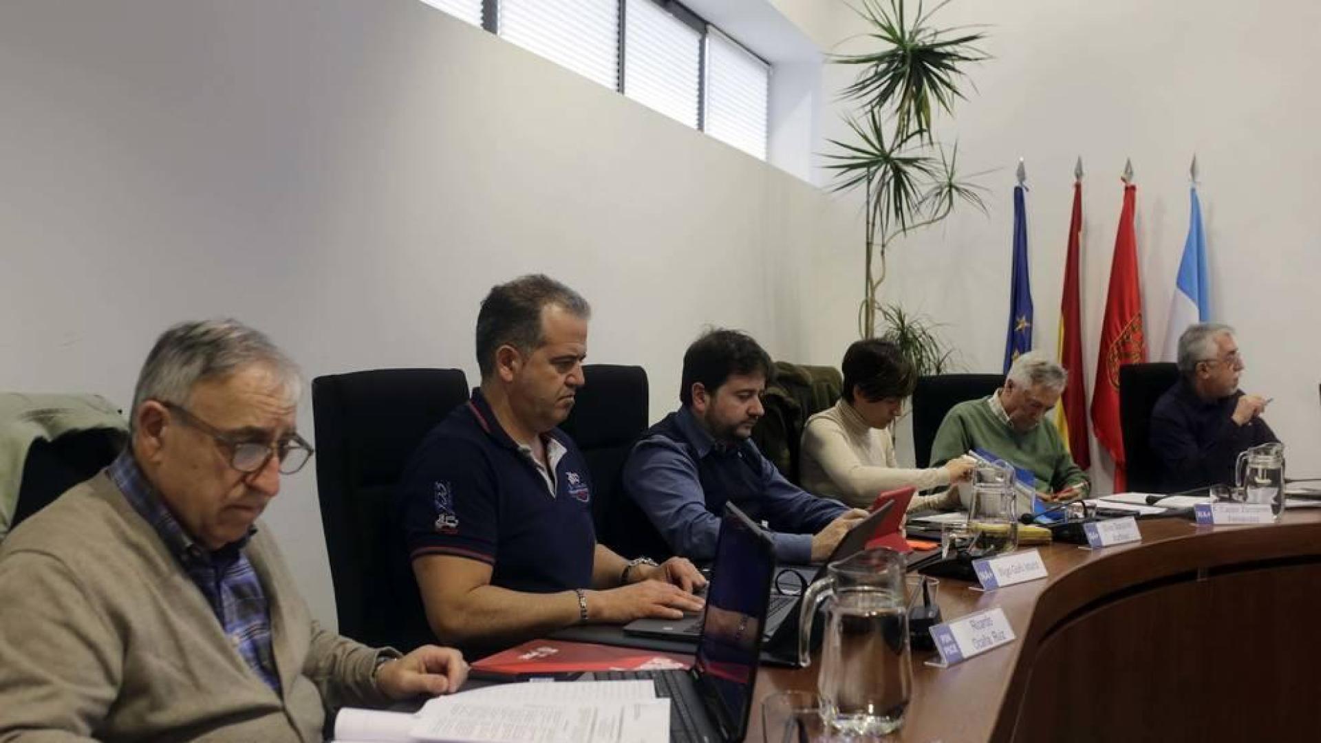 En primer término, los ediles del PSN, José Ruiz y Richard Ocaña, en el pleno de septiembre.