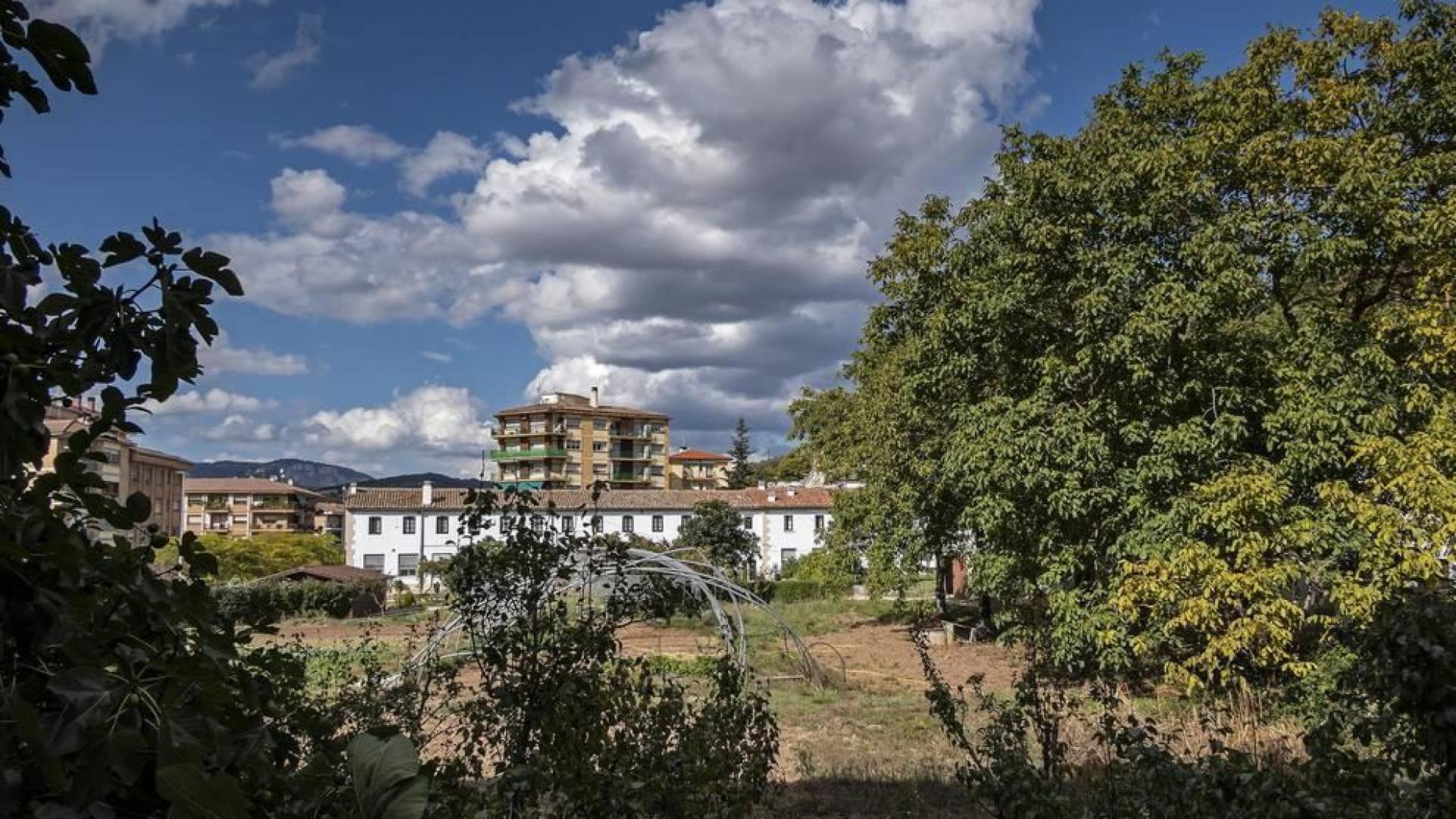 Antiguo convento de los capuchinos en Estella, con las huertas que lo rodean en primer término.