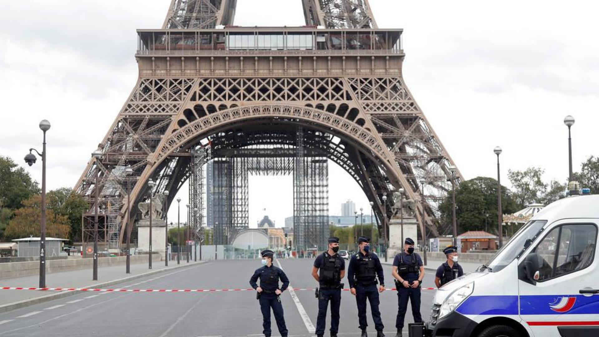 Reabre la Torre Eiffel tras ser evacuada por una alerta de bomba