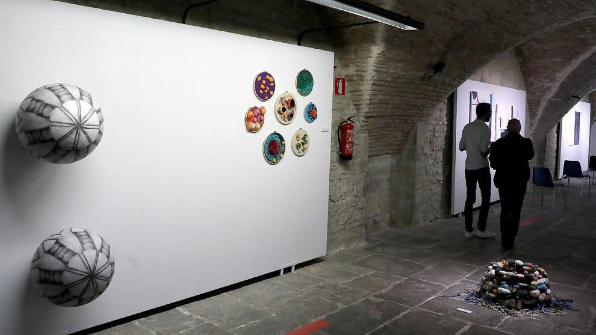 El Pabellón de Mixtos acoge la exposición colectiva '26 = 26', que aúna pintura, fotografía, vídeo o collage