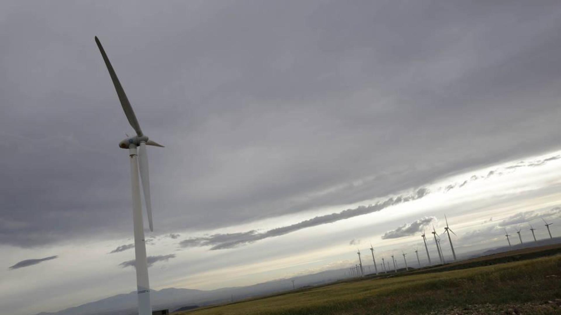 Imagen de un parque eólico en funcionamiento en Cabanillas, que contará con otro más que se iniciará en marzo.
