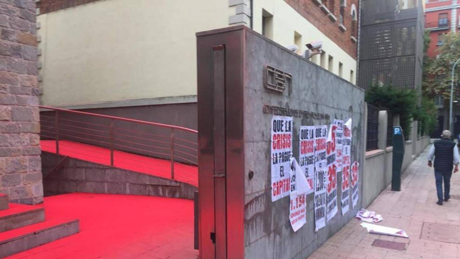 Manchan con pintura la sede de la CEN en Pamplona