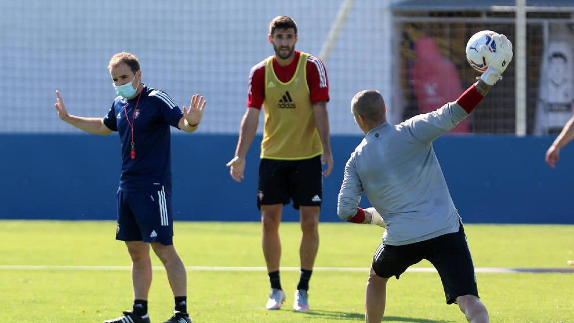 Arrasate, con sus jugadores en un entrenamiento en Tajonar.
