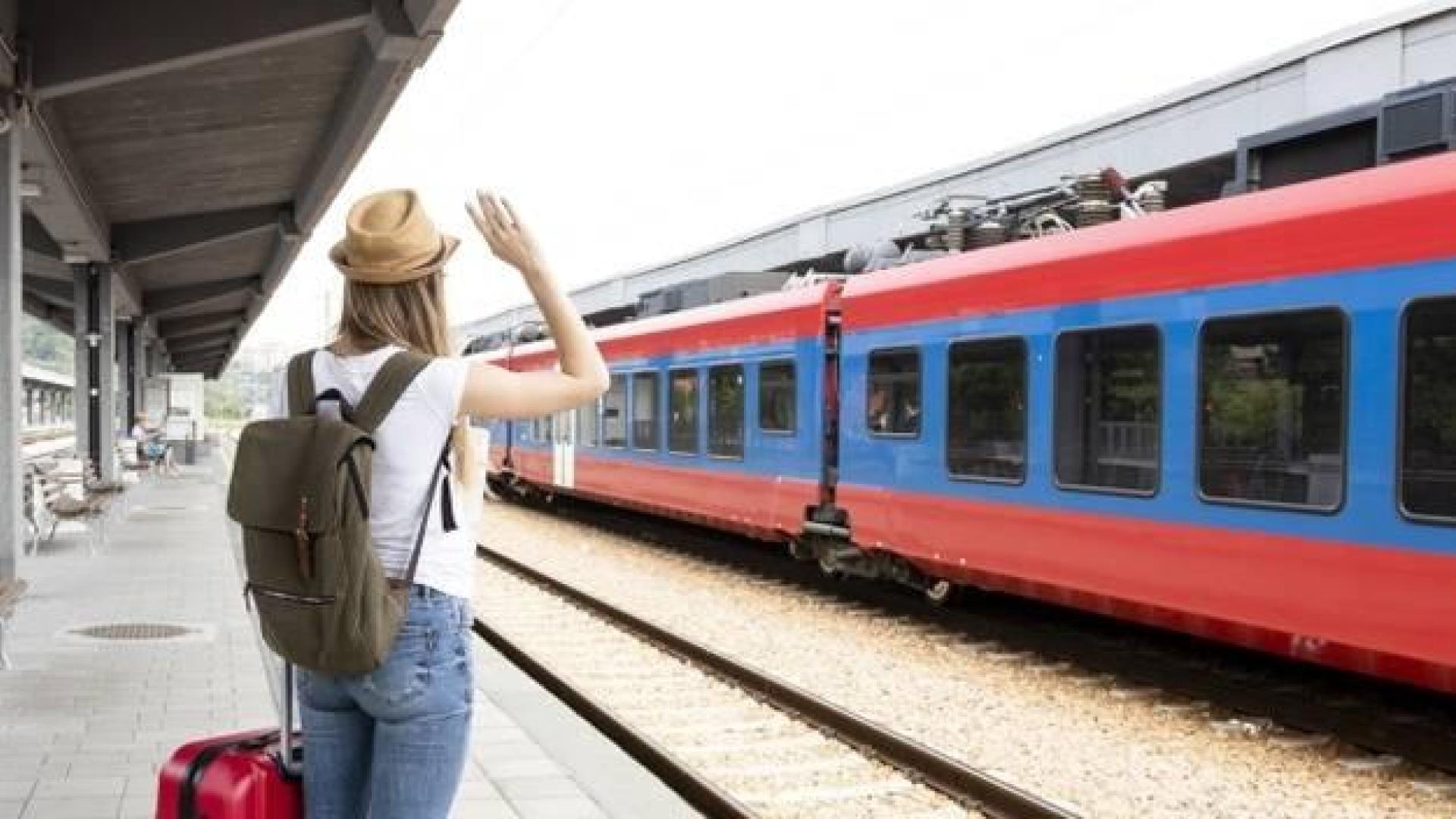 Imagen de una viajera saludando al tren