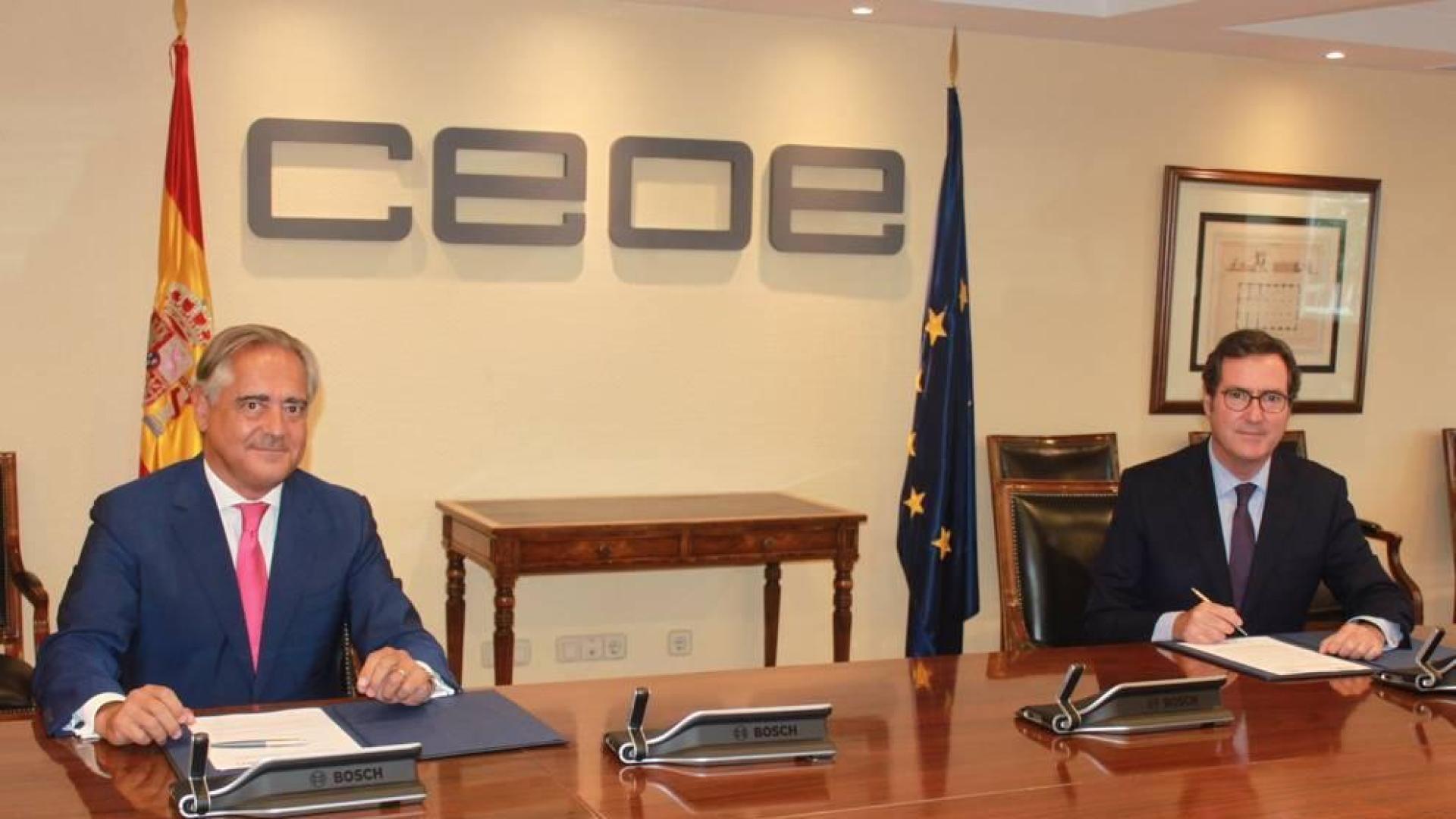 Juan Miguel Sucunza, presidente de la CEN, y Antonio Garamendi, presidente de la CEOE, en la firma del acuerdo
