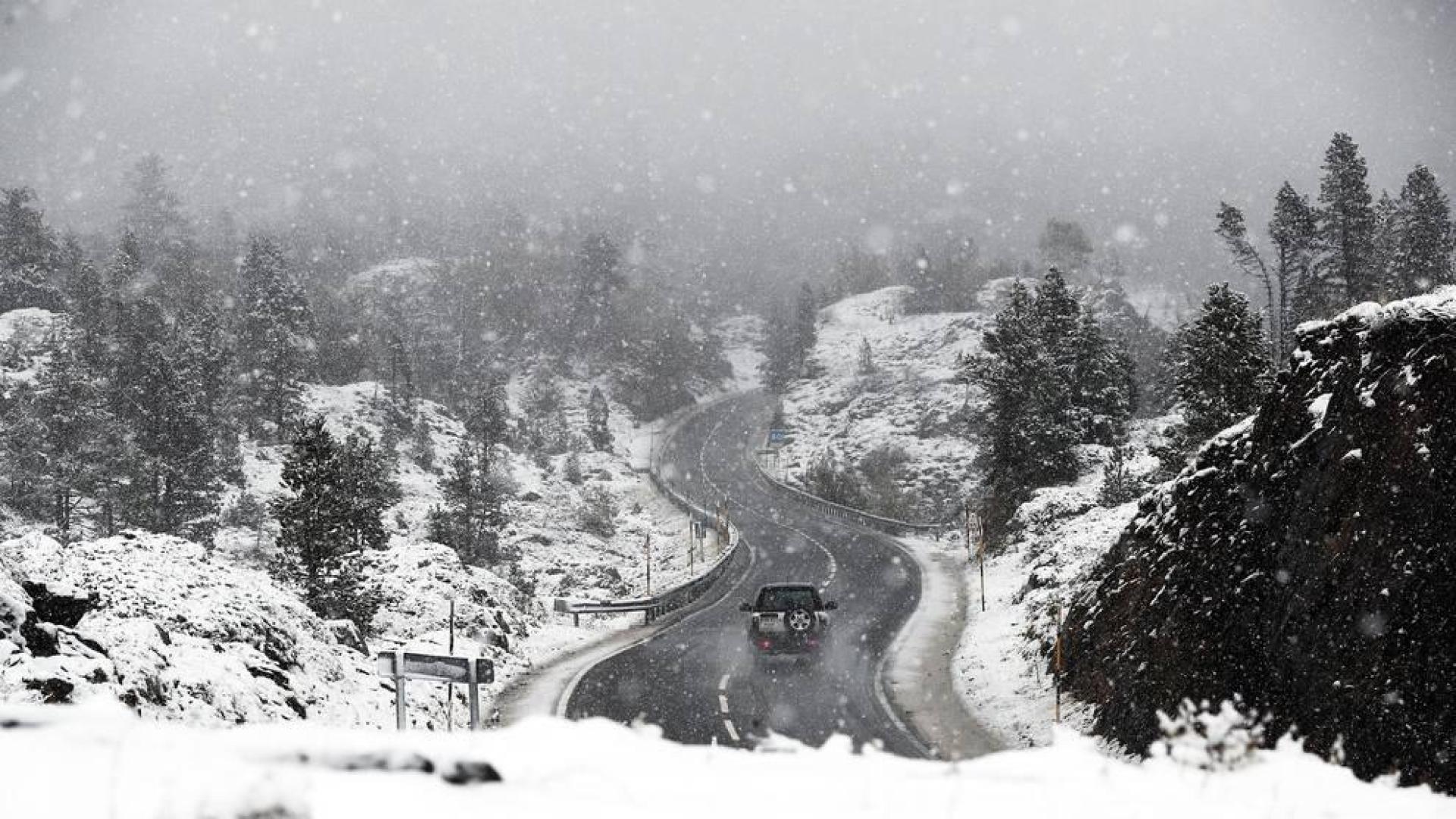 El temporal de frío y lluvia que afecta estos días a Navarra ha traído la primera nevada del otoño al puerto de Belagua.