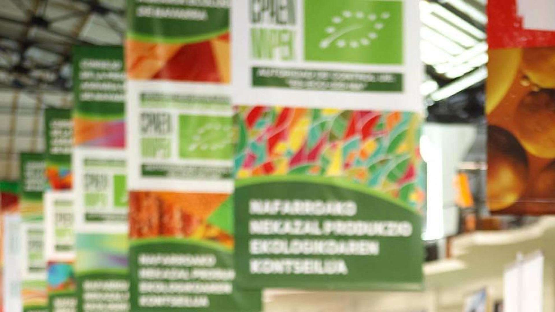 La antigua estación de autobuses acogió durante el pasado fin de semana la primera edición de la Feria ecológica de Navarra con un completo éxito de público. Durante tres días, más de sesenta empresas de Navarra mostraron sus productos en los expositores. Además, se realizaron diferentes charlas y talleres para dar a conocer la filosofía de producción de este tipo de alimentos así como sus beneficios.