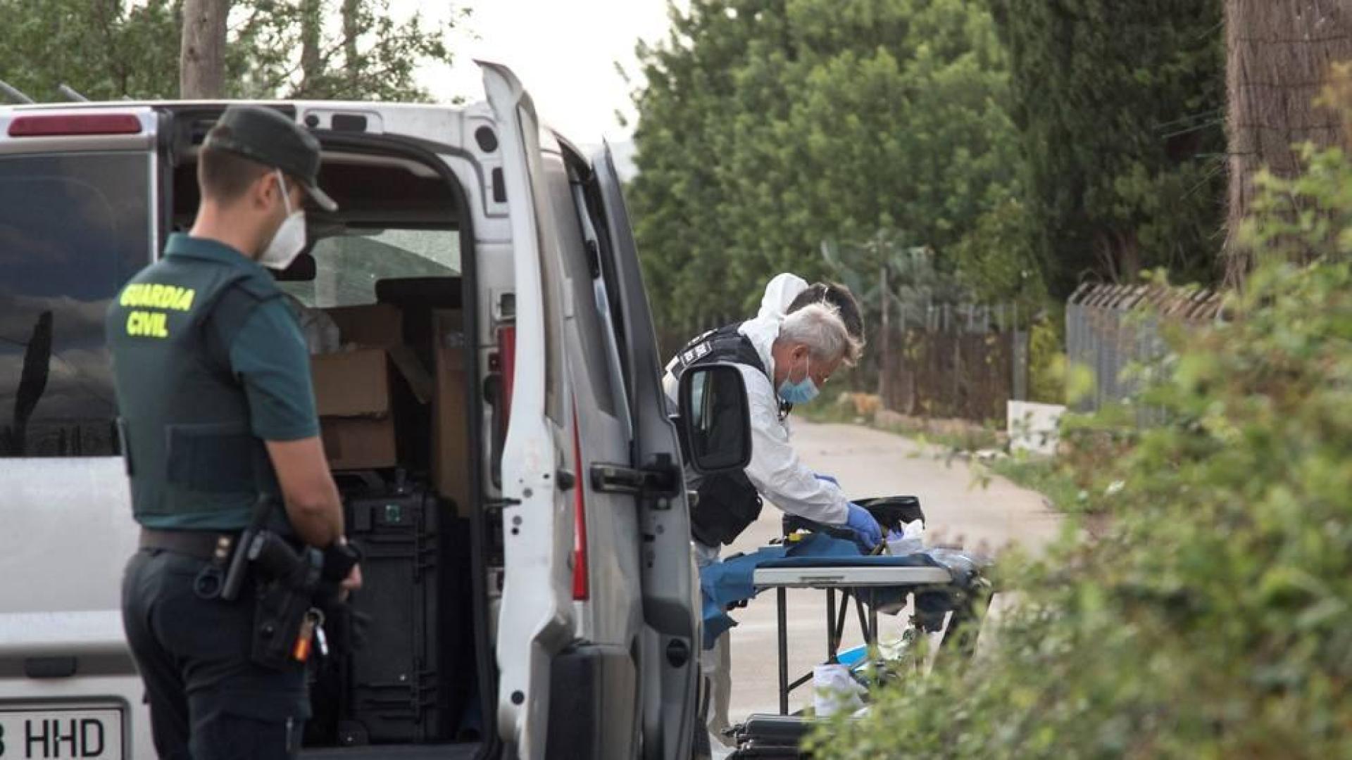 Efectivos de la Guardia Civil, en los alrededores de una vivienda de Inca donde falleció el asaltante acuchillado.