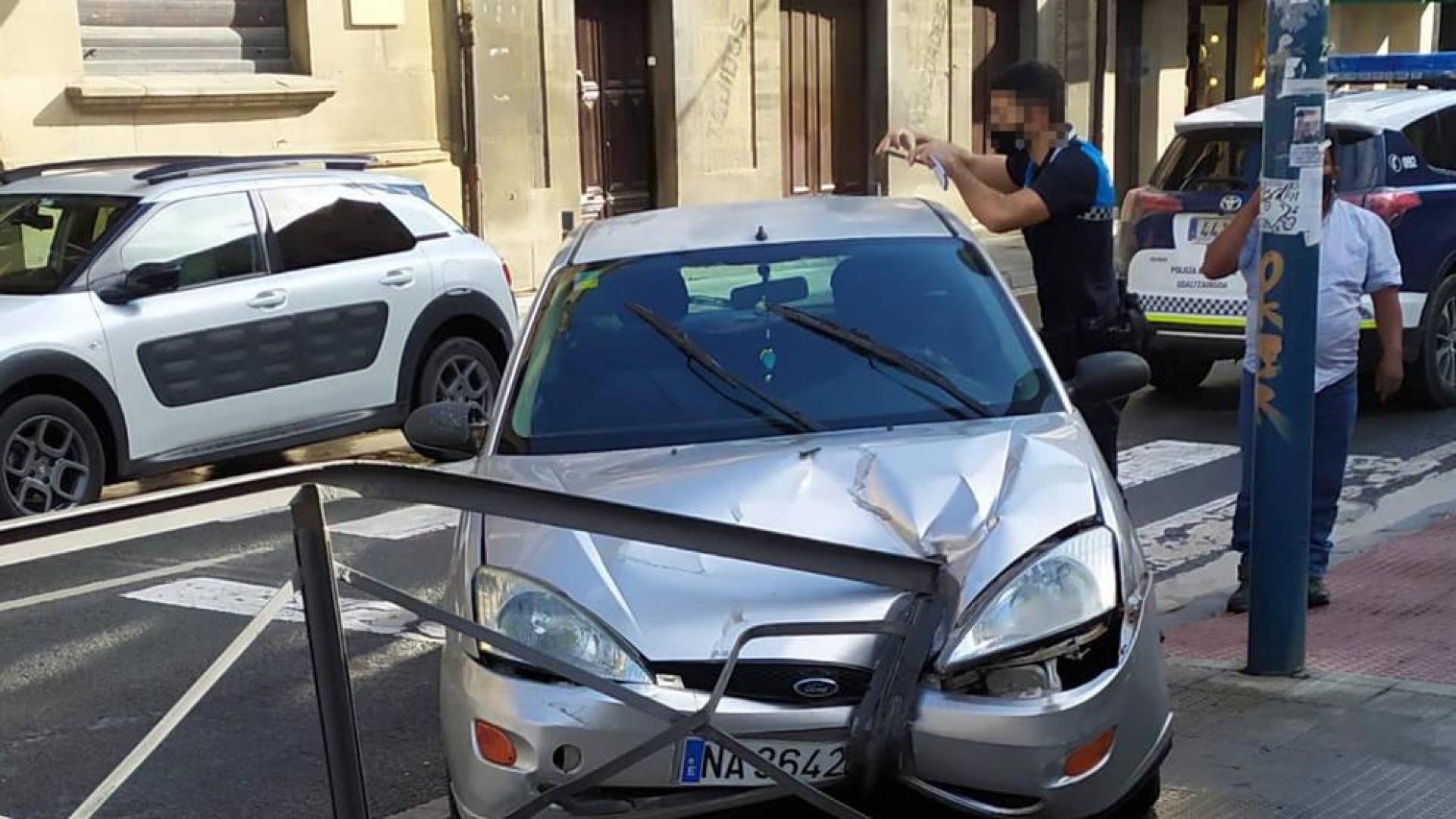 Un vehículo se sube a la acera y casi atropella a un peatón en Tafalla