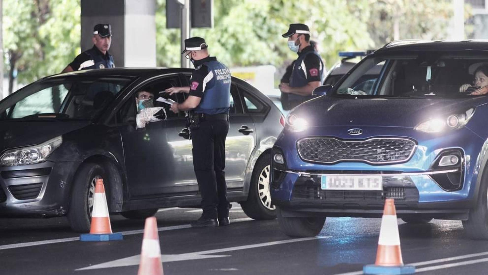 Agentes de la Policía Municipal de Madrid realizan controles de movilidad en el distrito de Puente de Vallecas
