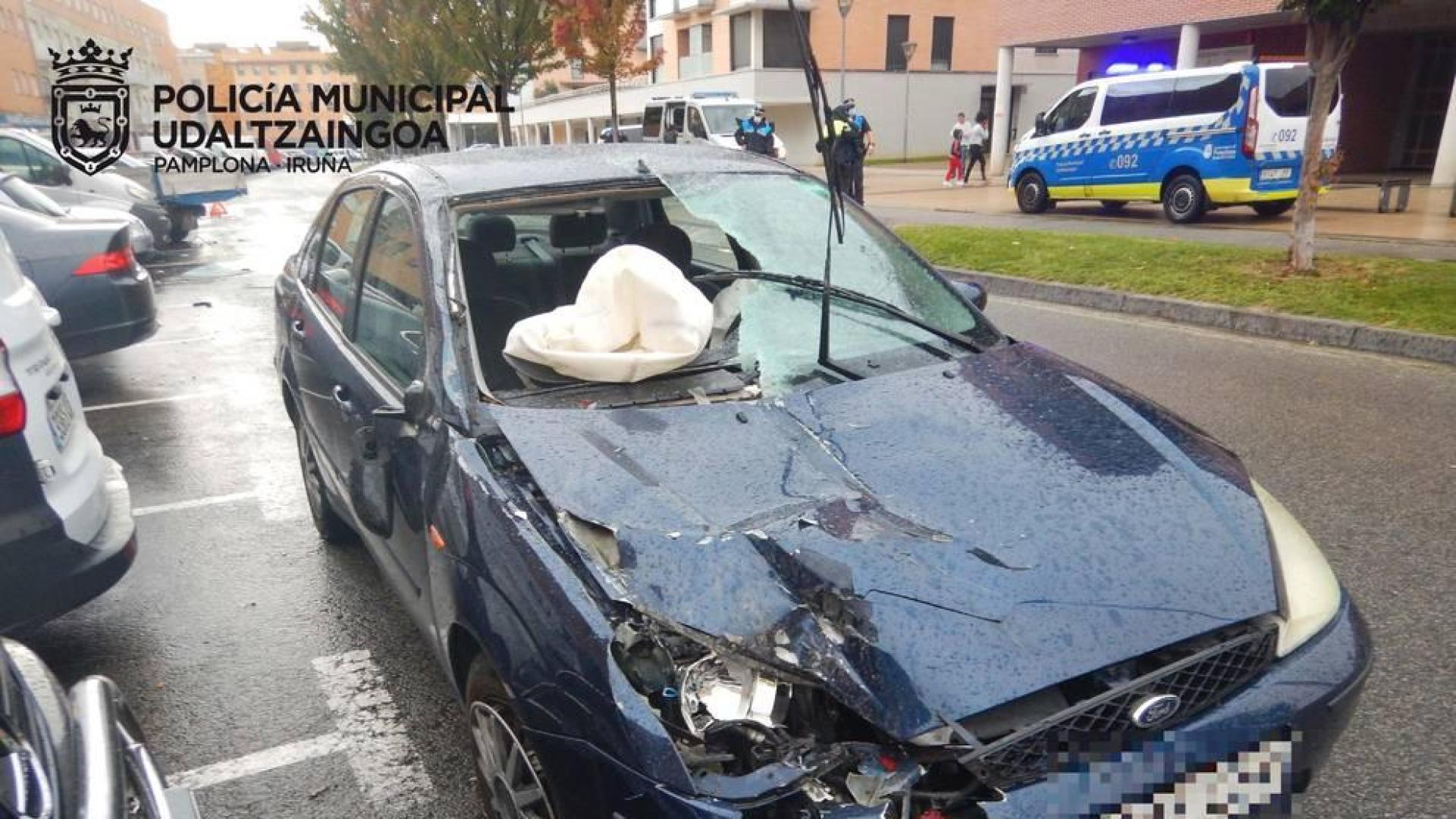 Estado en el que quedó el coche tras chocar con tres vehículos aparcados en Buztintxuri