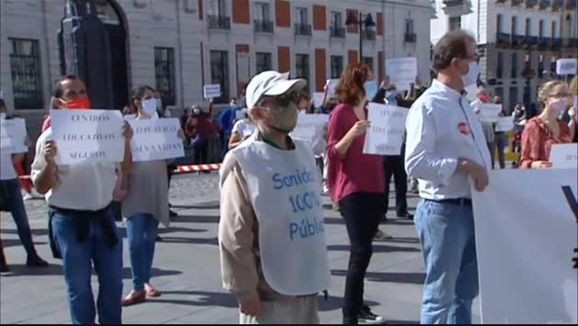 Vecinos se solidarizan con los barrios del sur de Madrid en una protesta ante la Puerta del Sol