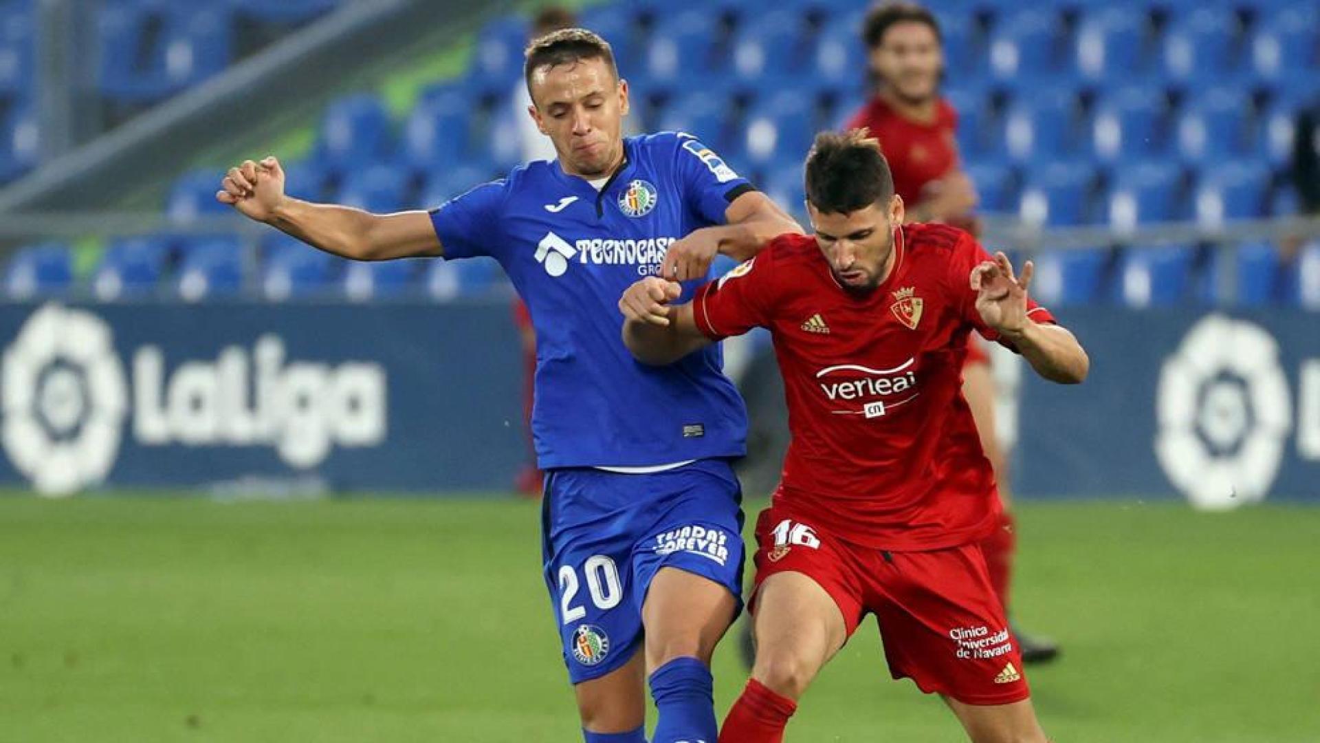 Jonathan Calleri pugna por controlar el balón con el centrocampista serbio Maksimovic.