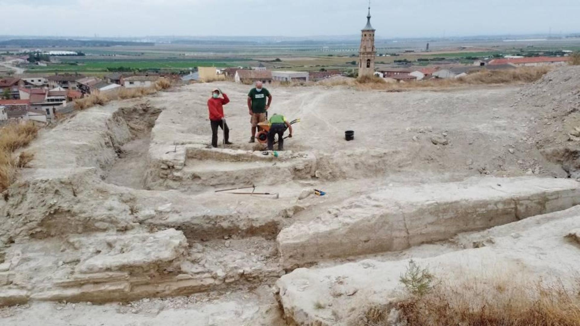 Imagen general de lo que fue el recinto amurallado del Castillo de Valtierra, con el casco urbano de la localidad al fondo.