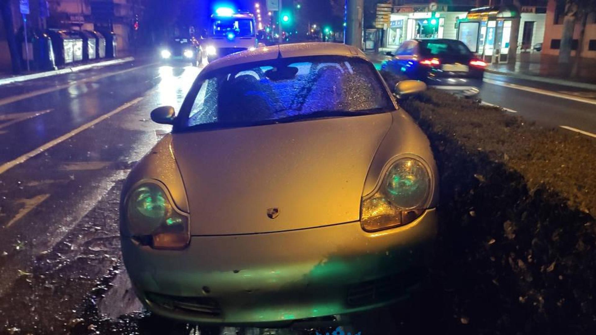 El conductor de un Porsche pierde el control en la plaza de la Paz y acaba sobre la mediana