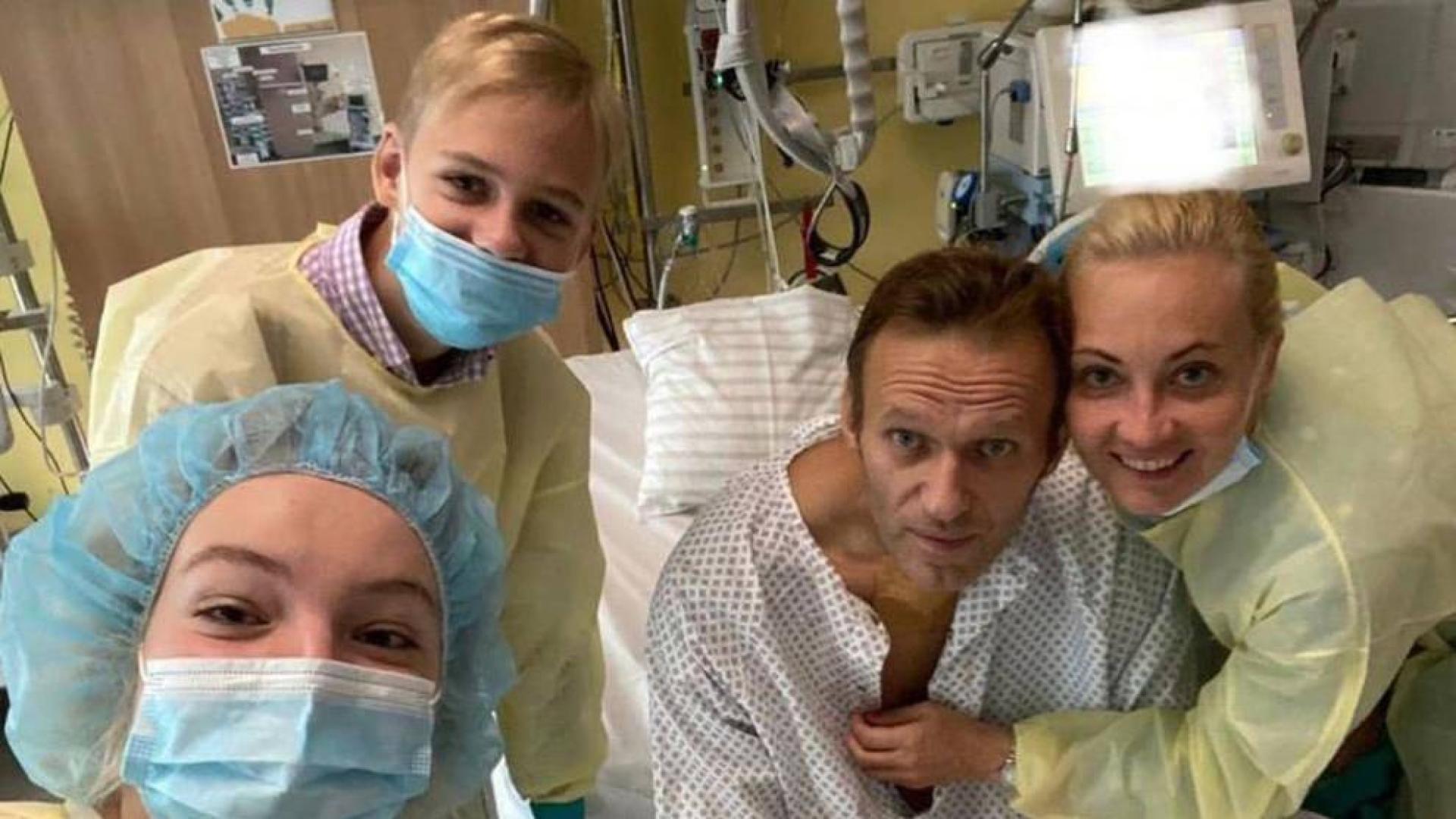 Navalni, en su cama del hospital Charité, rodeado de su esposa Yulia, su hija Daria (selfi) y su hijo Sachar.
