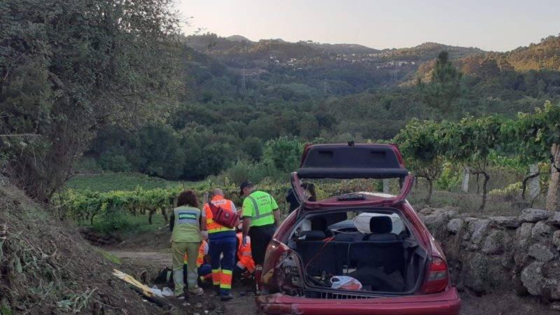 Muere un hombre y un menor resulta herido tras salirse de la vía en Beade, Galicia
