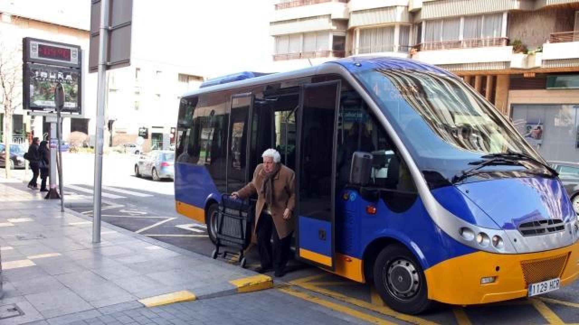 Una mujer baja del autobús en la calle Gaztambide-Carrera. NURIA G. LANDA