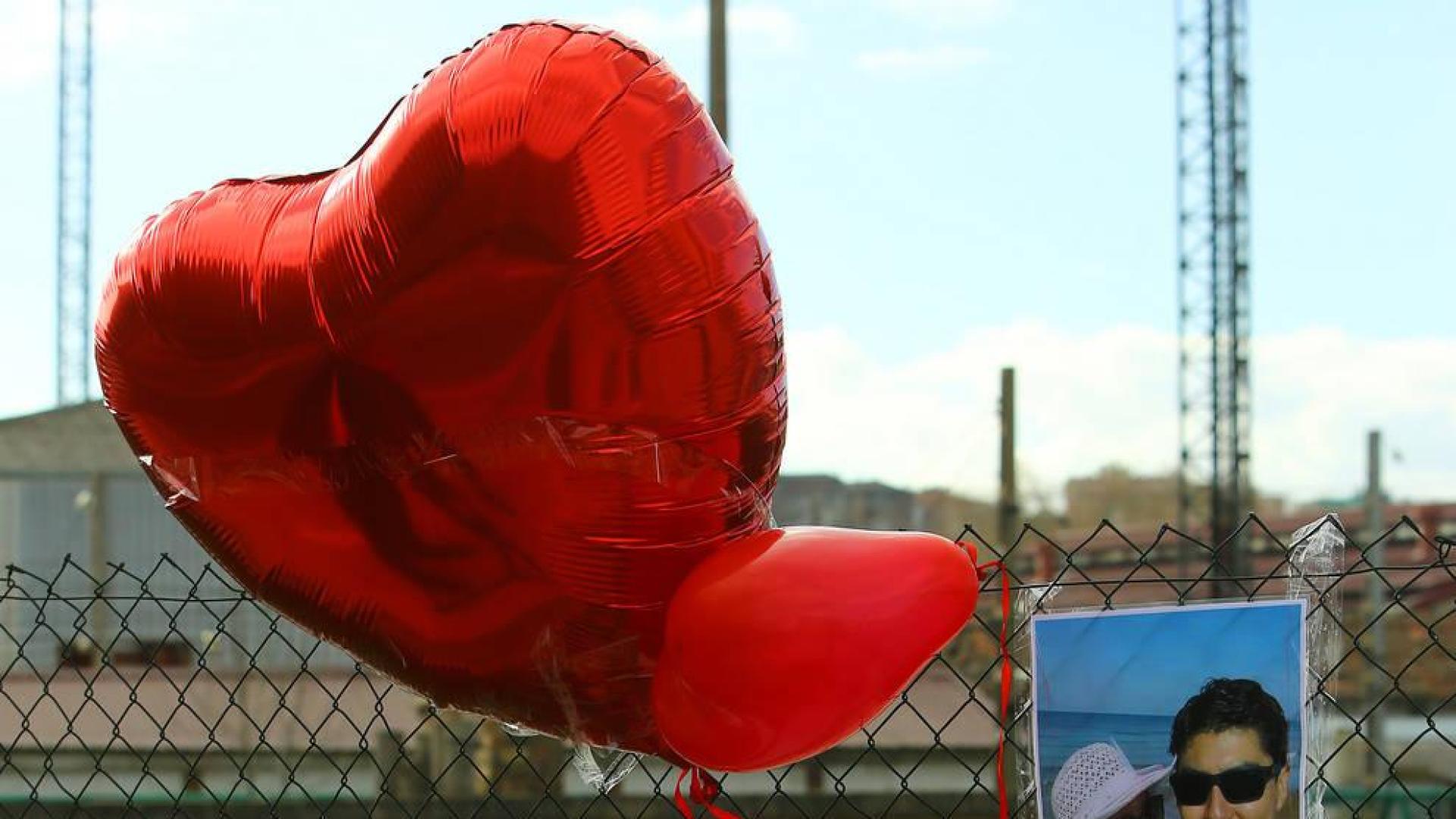 Imágenes y mensajes de ánimo a la pareja en el lugar en el que fueron atropellados.