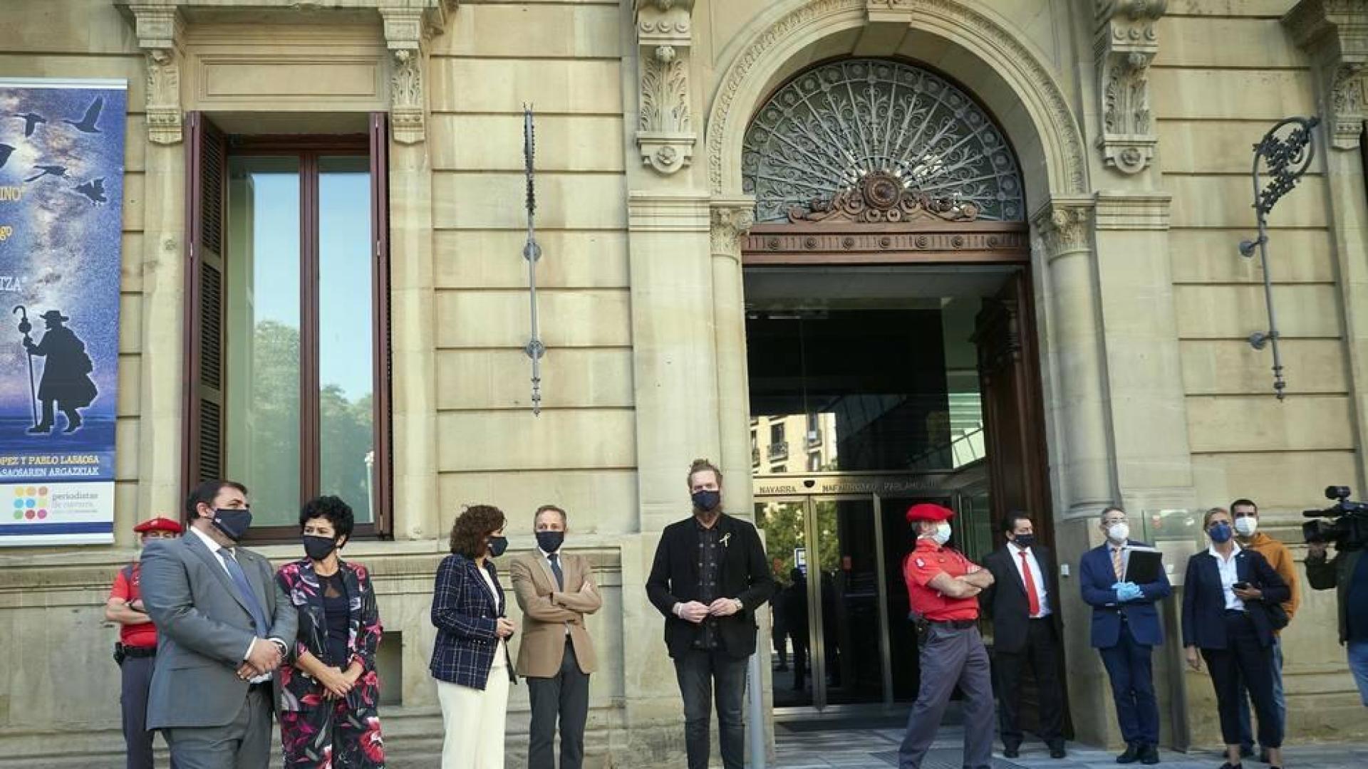La vicepresidenta primera del Gobierno, Carmen Calvo, ha participado en la entrega de declaraciones de reparación y reconocimiento personal a 20 víctimas de la represión del franquismo en Navarra llevada a cabo en el Parlamento foral.