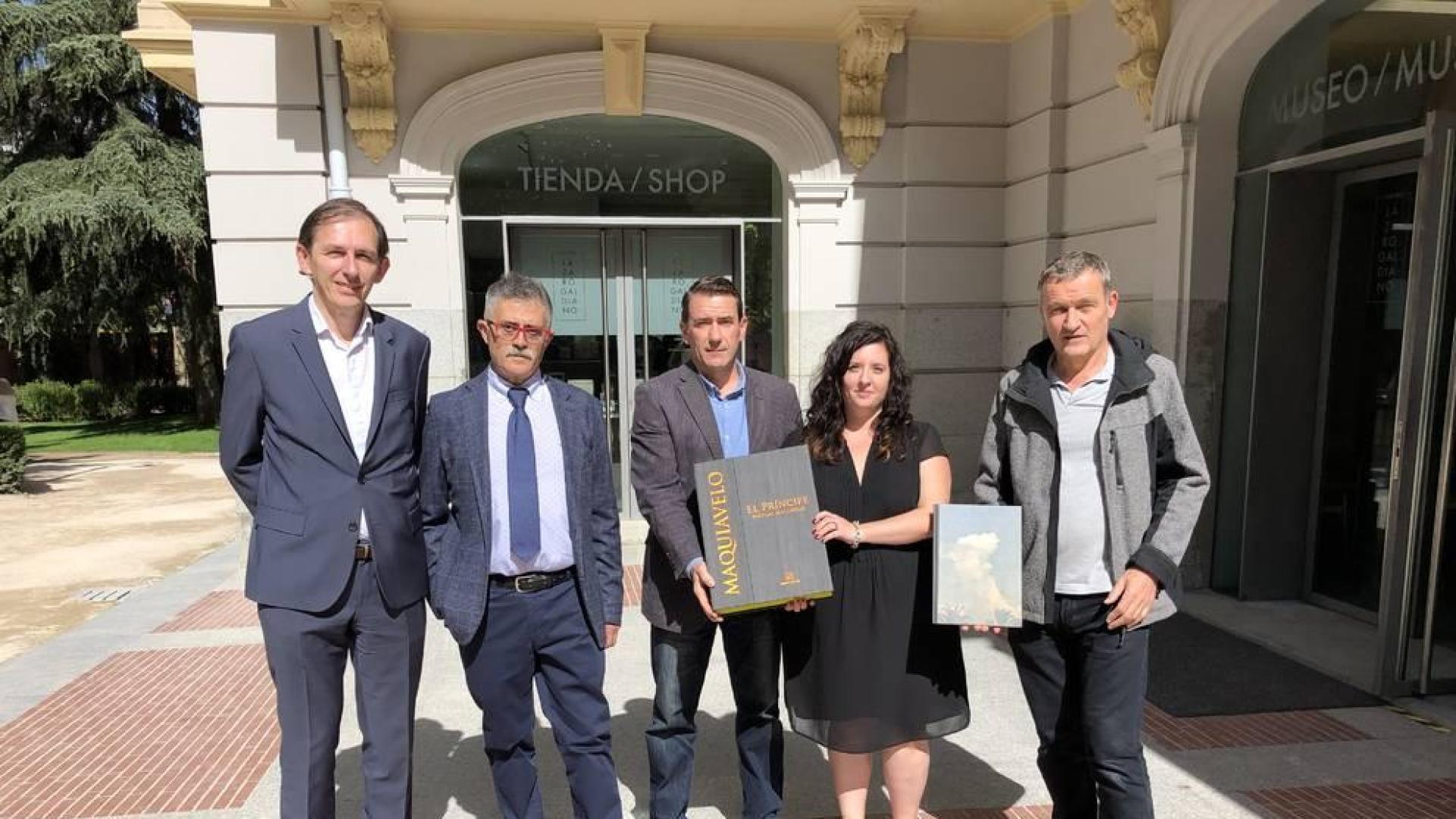 El jurado, en la puerta del Museo Lázaro Galdiano, con las obras premiadas.