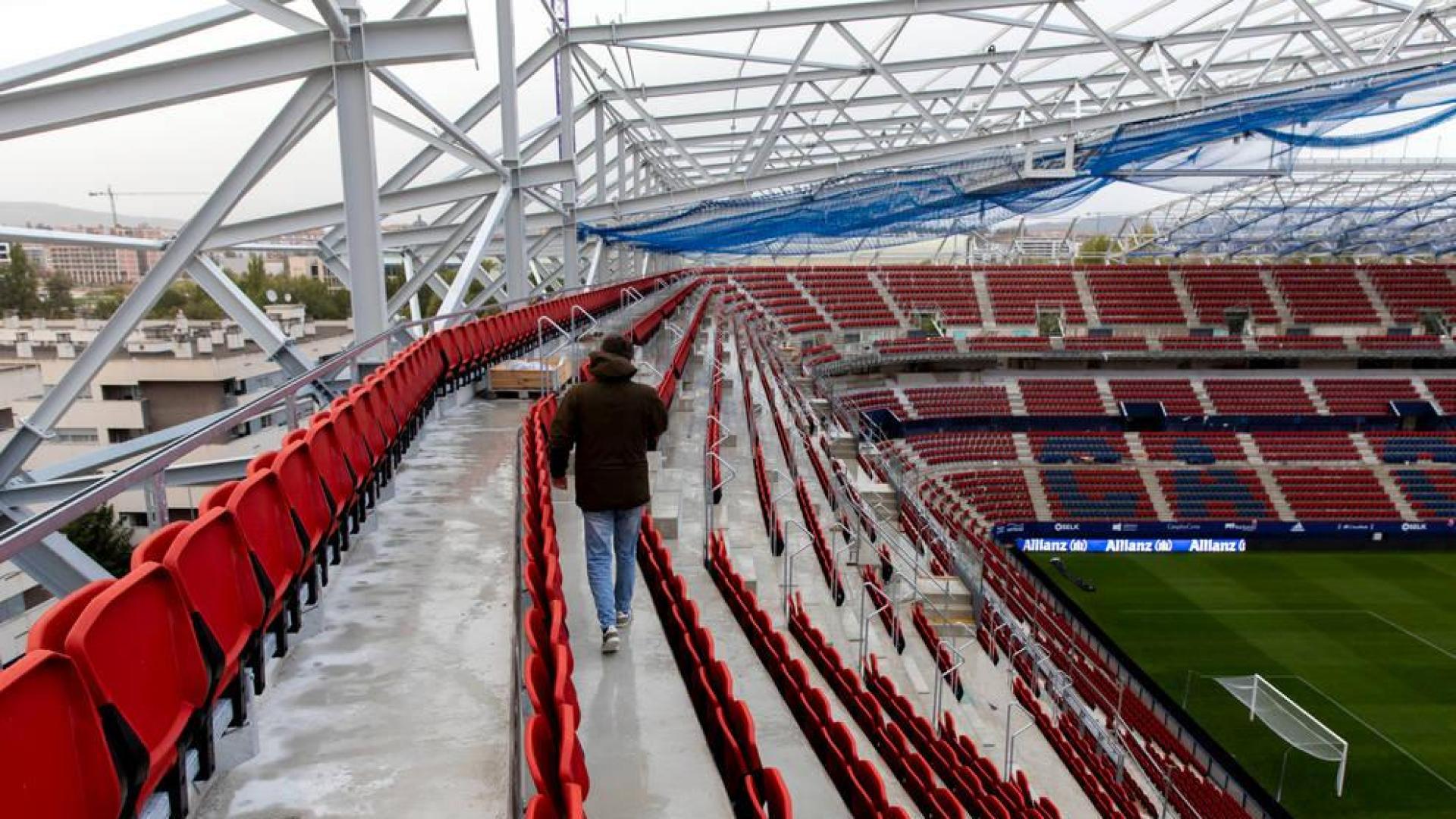 Una imagen tomada desde lo alto del anillo superior de Sur. Se aprecia la verticalidad y cercanía con el terreno de juego.