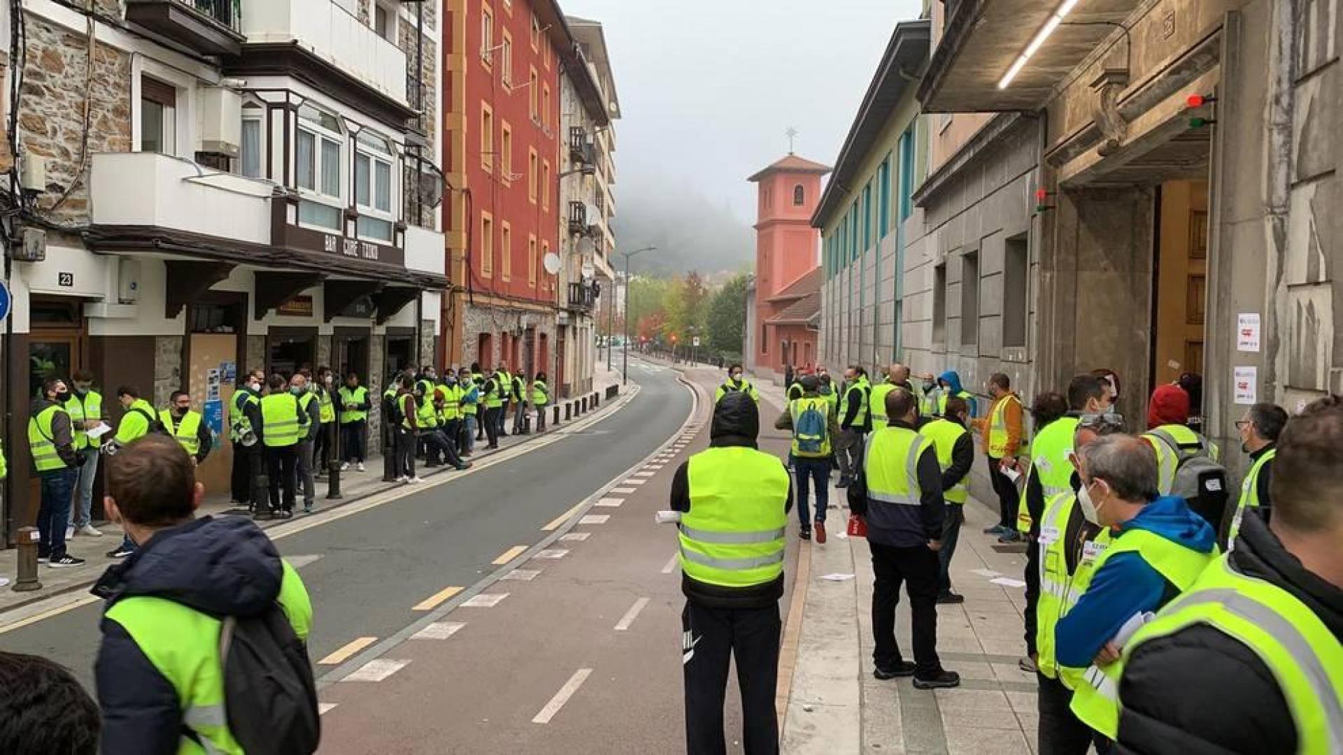 La plantilla de Trenasa Castejón lleva su protesta a la central de CAF