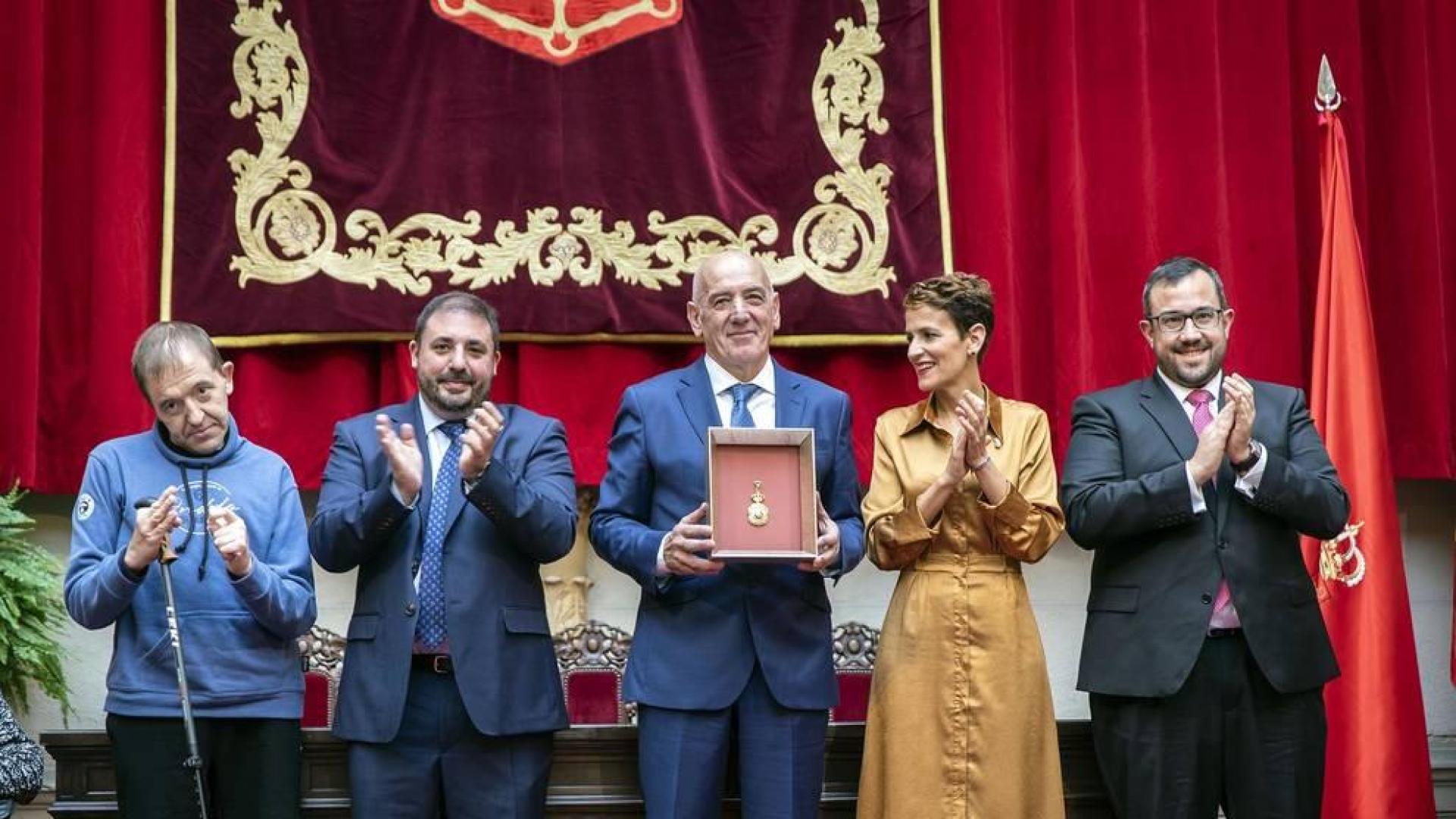 Acto institucional de celebración del Día de Navarra, en el que la presidenta María Chivite ha entregado la Medalla de Oro de la comunidad a la asociación de daño cerebral ADACEN.