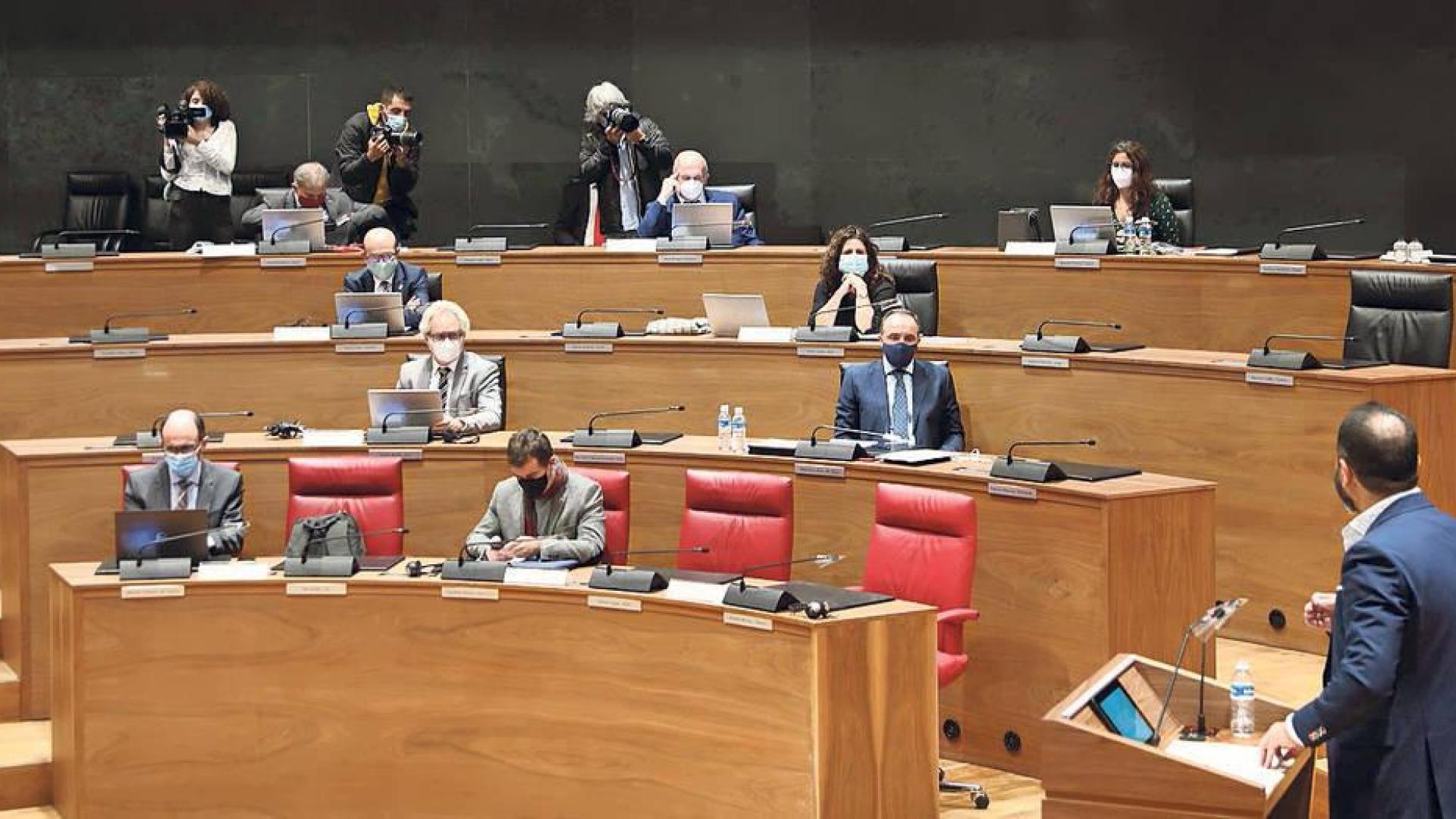 El pleno aprueba el régimen sancionador, con un bronco debate entre NA+ y el PSN