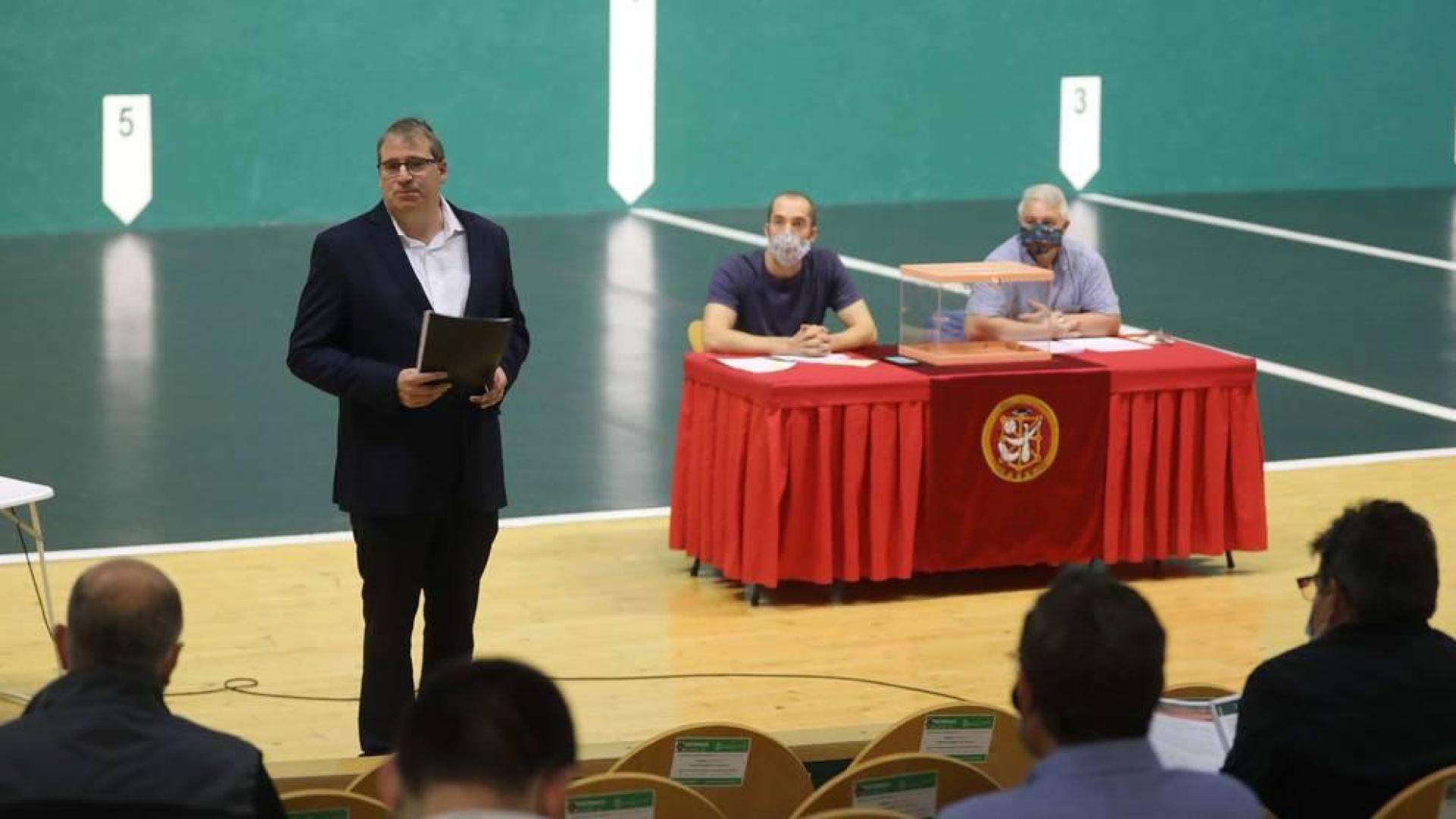 Javier Conde, durante su intervención este jueves por la tarde en el frontón Labrit ante los asambleístas.