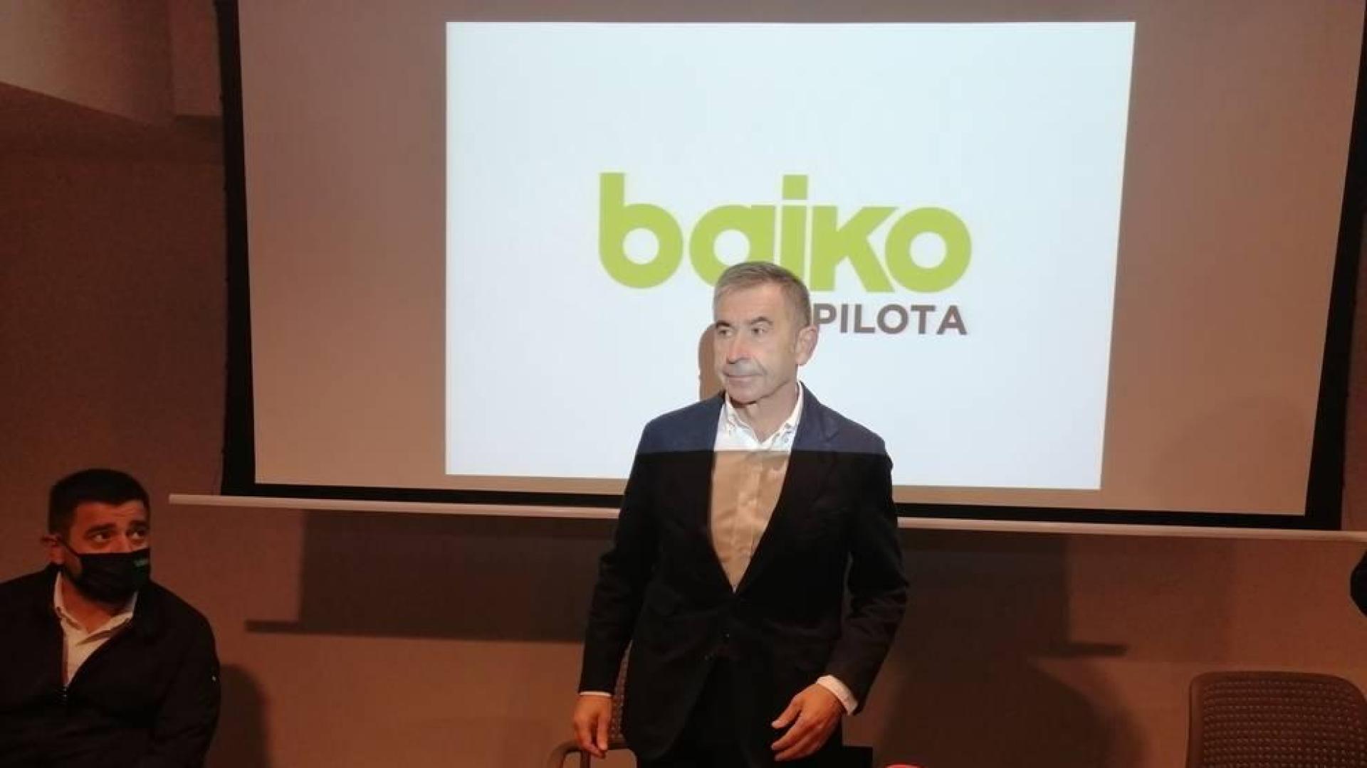 Joserra Garai, este jueves por la mañana en Bilbao antes de la rueda de prensa. Al lado, Pablo Berasaluze.