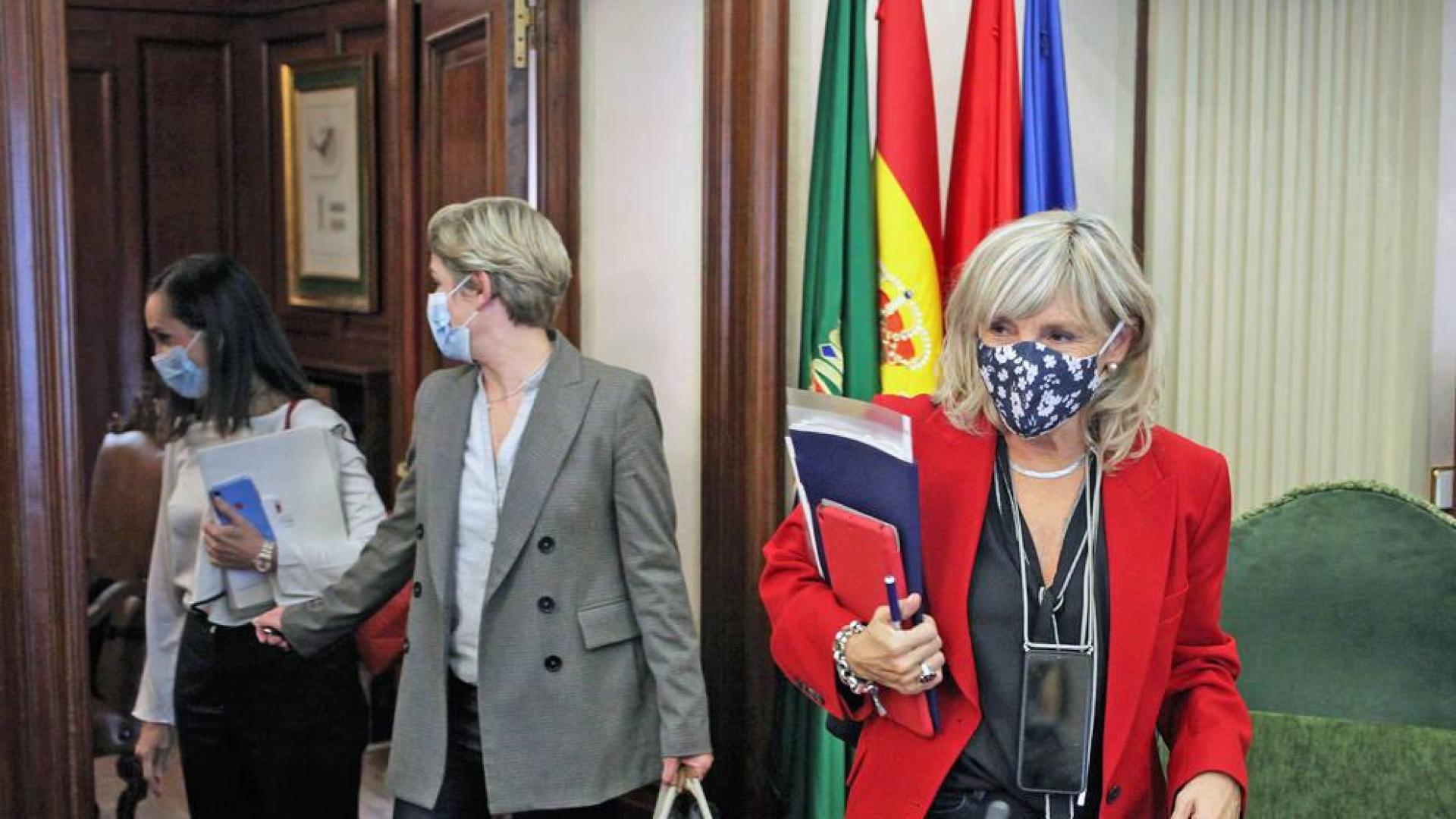 María Caballero, María García Barberena y María Echávarri al entrar al salón de plenos.