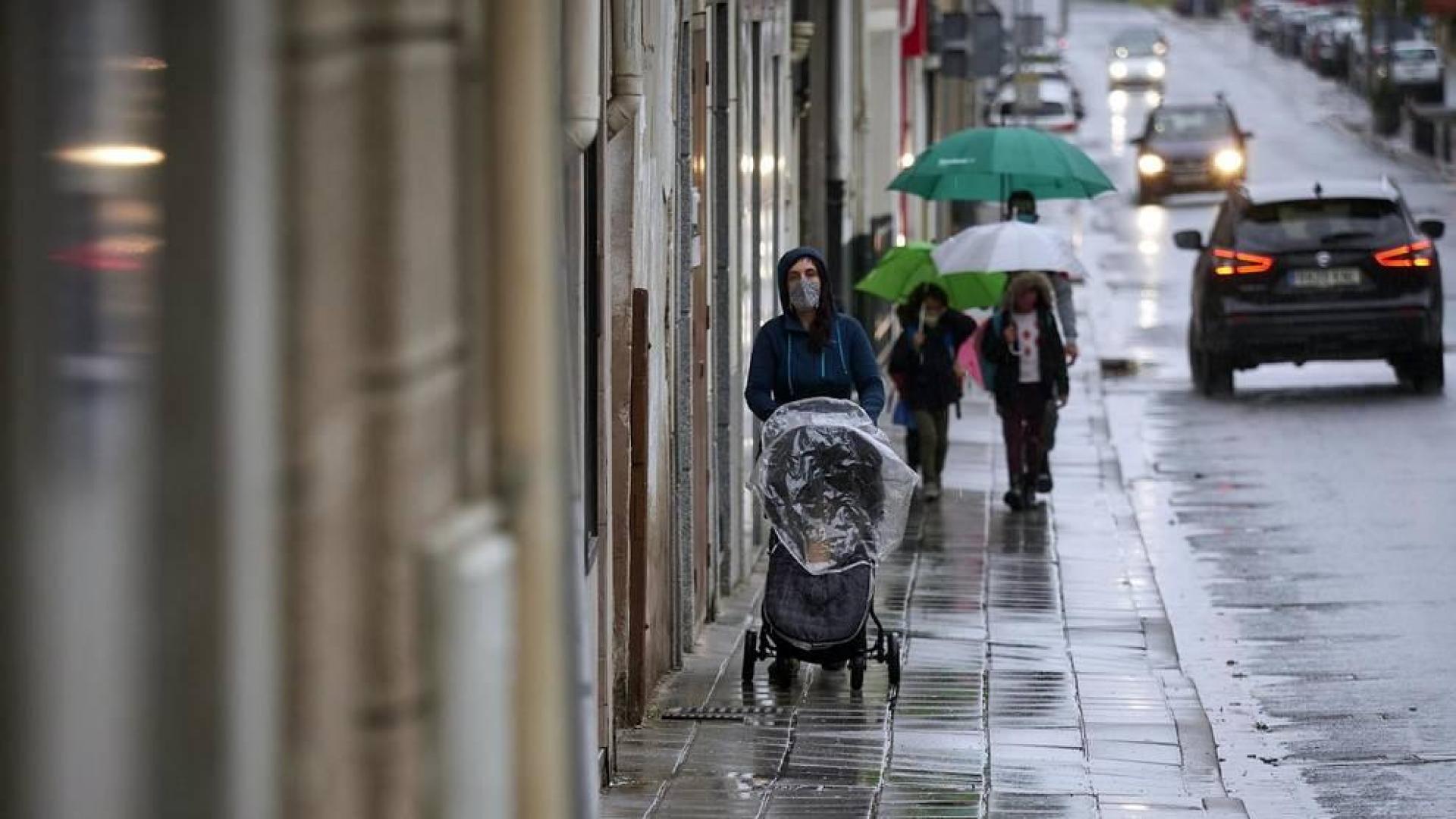 El Gobierno de Navarra, en colaboración con el Ayuntamiento de San Adrián, ha aprobado un paquete de medidas extraordinarias para contener la expansión del COVID-19 en este municipio de algo más de 6.000 habitantes, donde la incidencia acumulada de los últimos 14 días es de 1.399 casos por 100.000 habitantes.