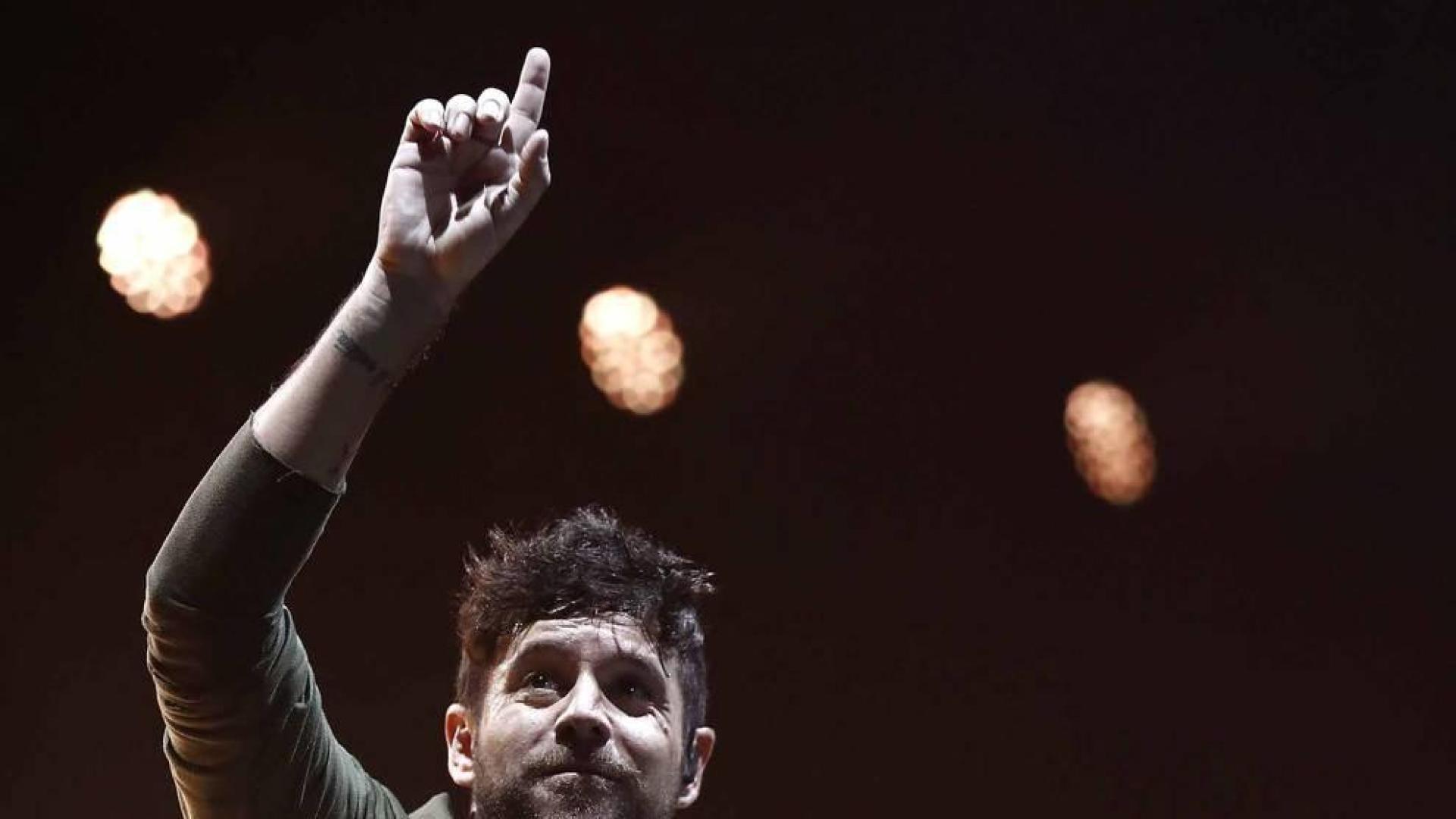 El cantante y pianista malagueño reunió a cerca de tres mil personas en el pabellón pamplonés