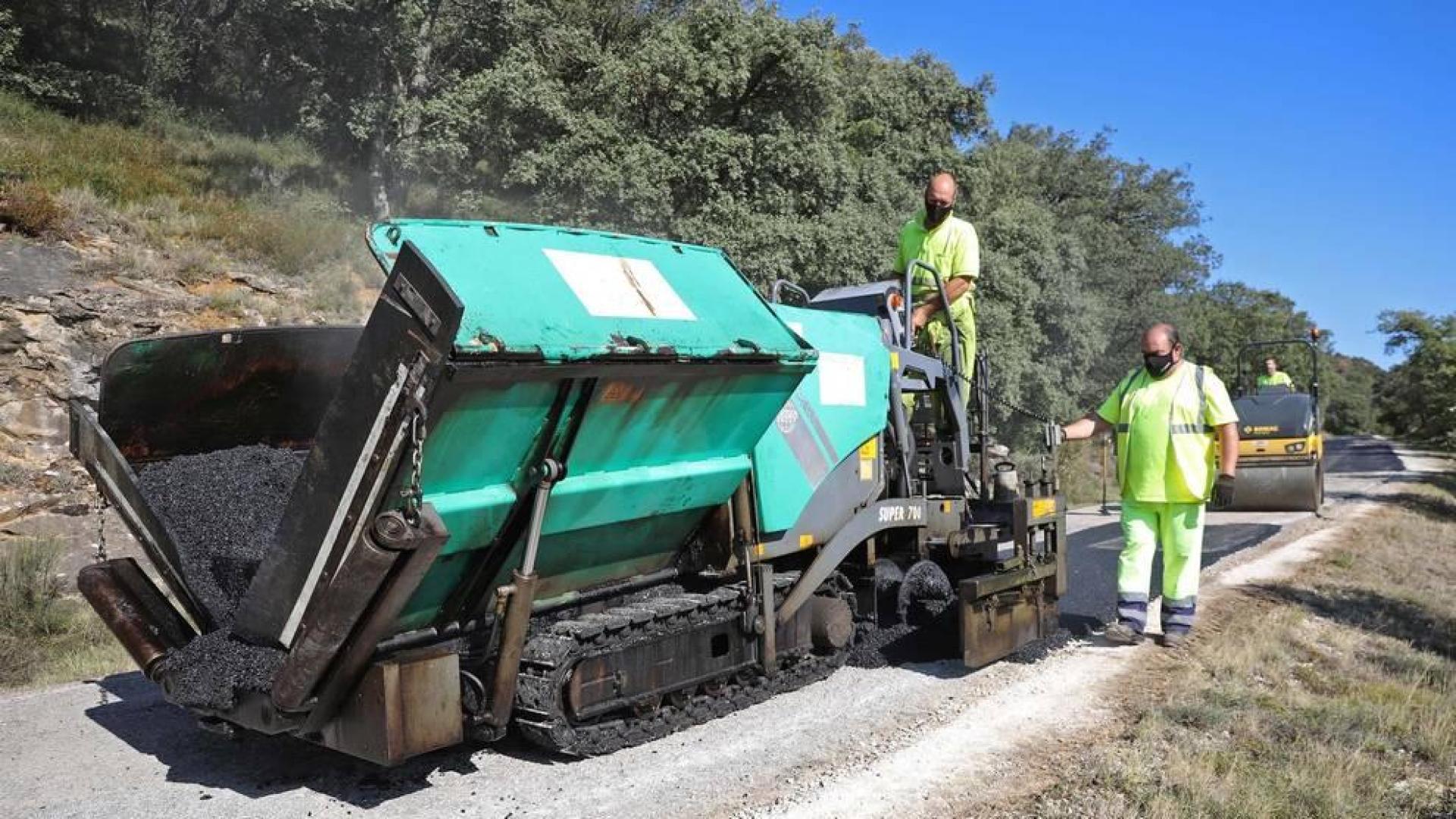 Trabajos de asfaltado y bacheo en los 6,5 km de la carretera del monte Ezkaba