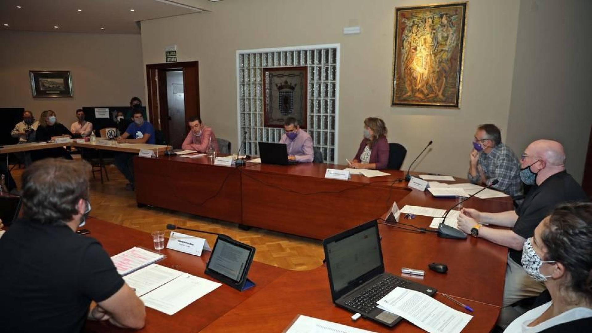 Mikel Ganuza sentado en su asiento, el cuarto desde la derecha, entre ediles de EH Bildu y Geroa Bai.